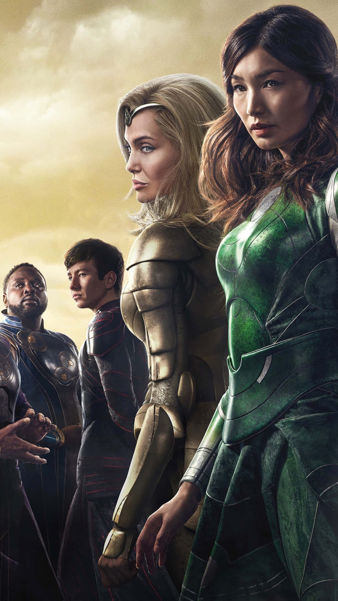 Eternals Movie 桌布 壁紙 — 四位身穿精細盔甲的超級英雄以英雄姿態排成一列，背景是金色天空與戲劇性燈光。