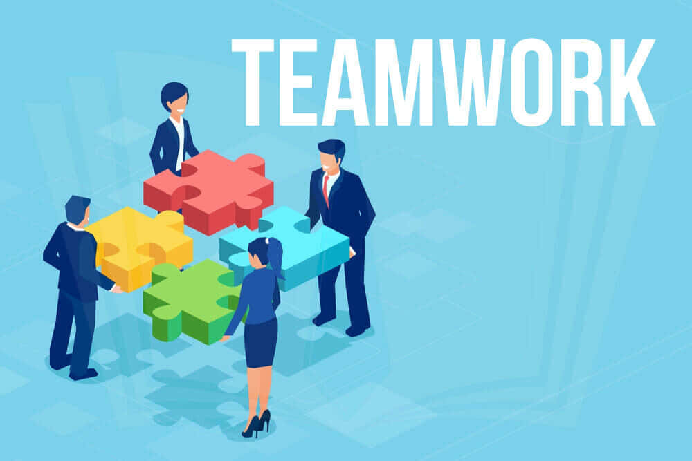 Teamwork 桌布 壁紙 — 四位身穿西裝的商業專業人士在明亮的藍色背景上，圍繞TEAMWORK這個詞組裝色彩繽紛的拼圖塊。