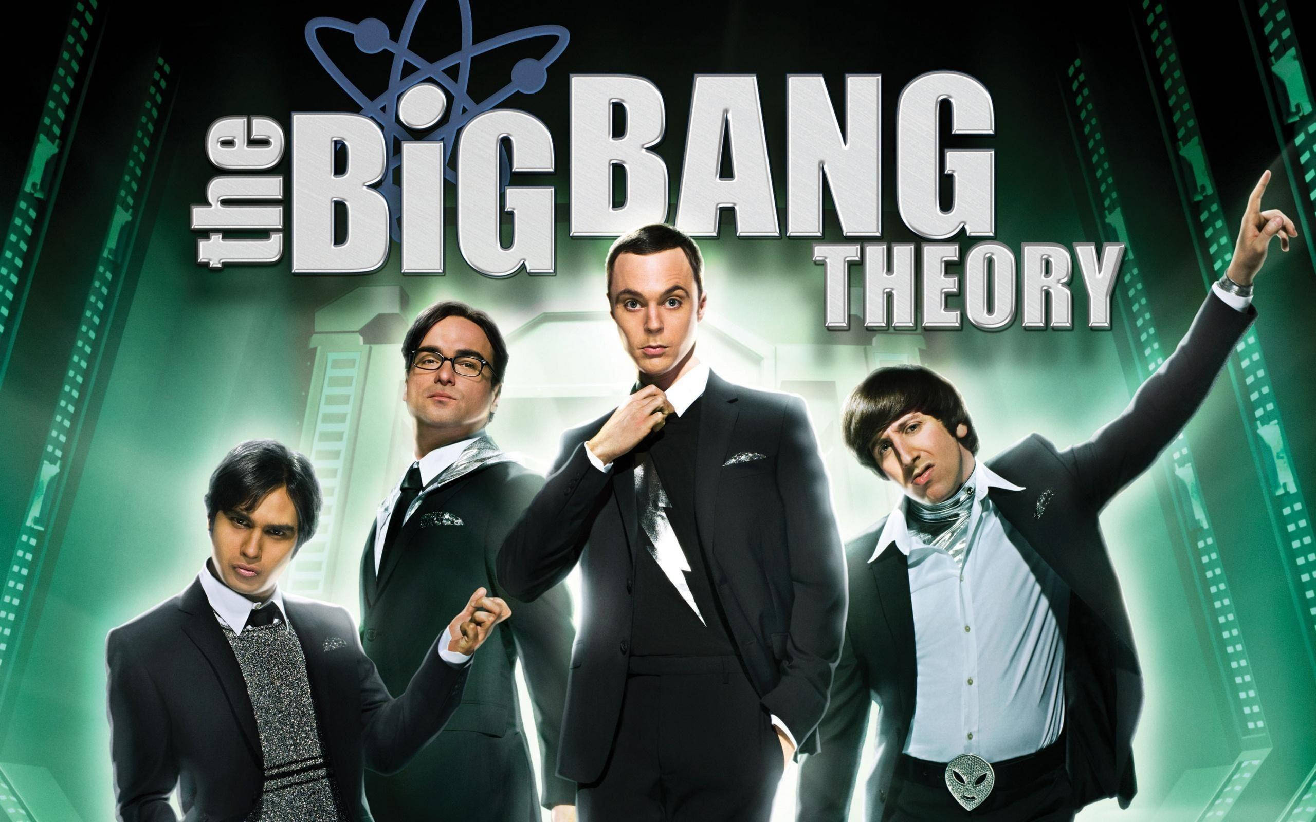 Bang 桌布 壁紙 — 四位身穿西裝的男士在發光的綠色科幻背景前自信地擺姿勢，背景上有《生活大爆炸》的標題。