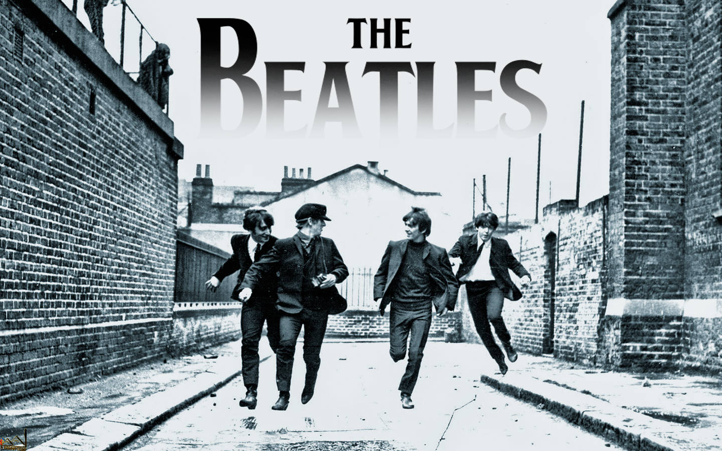the beatles 桌布 壁紙 — 四位身穿西裝的男子在一條狹窄的磚砌小巷中奔跑，上方有粗體的「THE BEATLES」文字，是一張經典的黑白照片。