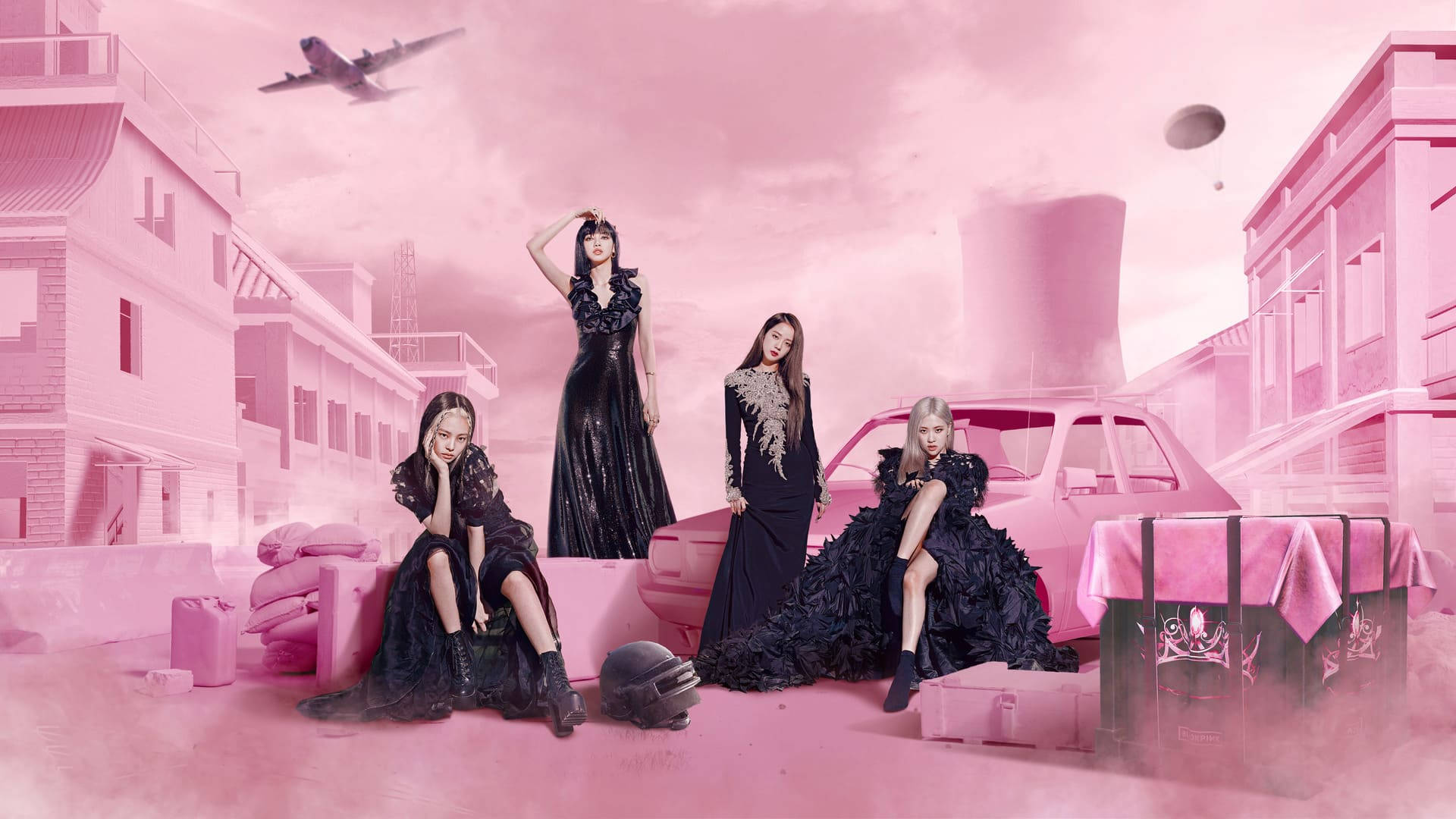 BLACKPINK 桌布 壁紙 — 四位身穿黑色連衣裙的女性在超現實的粉紅色城市荒地中戲劇性地擺姿勢，頭頂有一輛復古汽車和飛機。