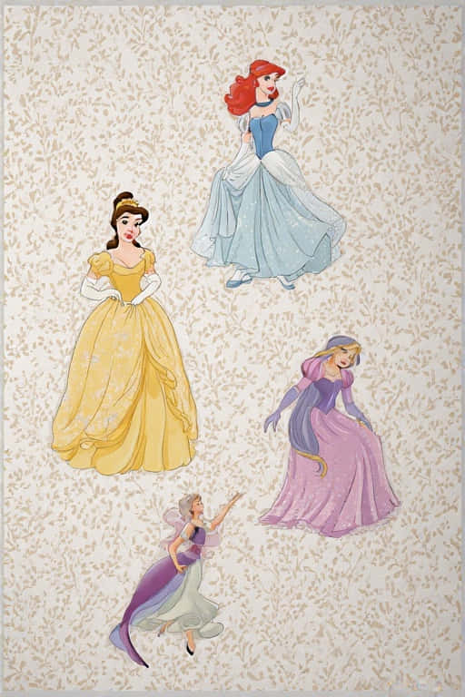 Ethereal Disney Princess Silhouette Glow 壁紙 — 四位迪士尼公主身穿色彩繽紛的禮服，優雅地漂浮在精緻的米色花卉壁紙背景上。