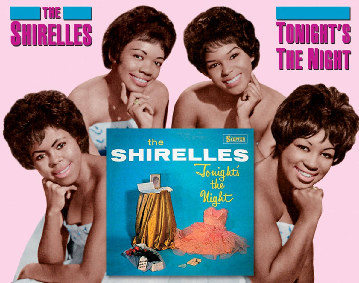 Album Cover 桌布 壁紙 — 四位面帶微笑、梳著復古髮型的女性，在粉紅色背景前圍繞著 The Shirelles 的藍色專輯封面《Tonight's the Night》。