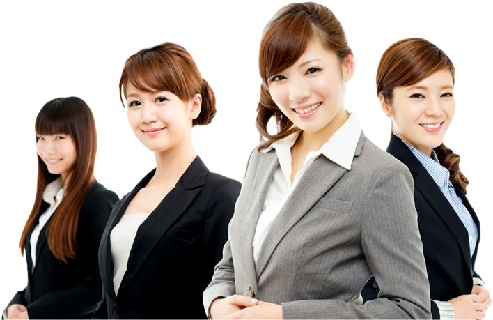 商業 桌布 壁紙 — 四位面帶微笑的商務女性穿著專業套裝，在黑色背景前自信地擺姿勢。