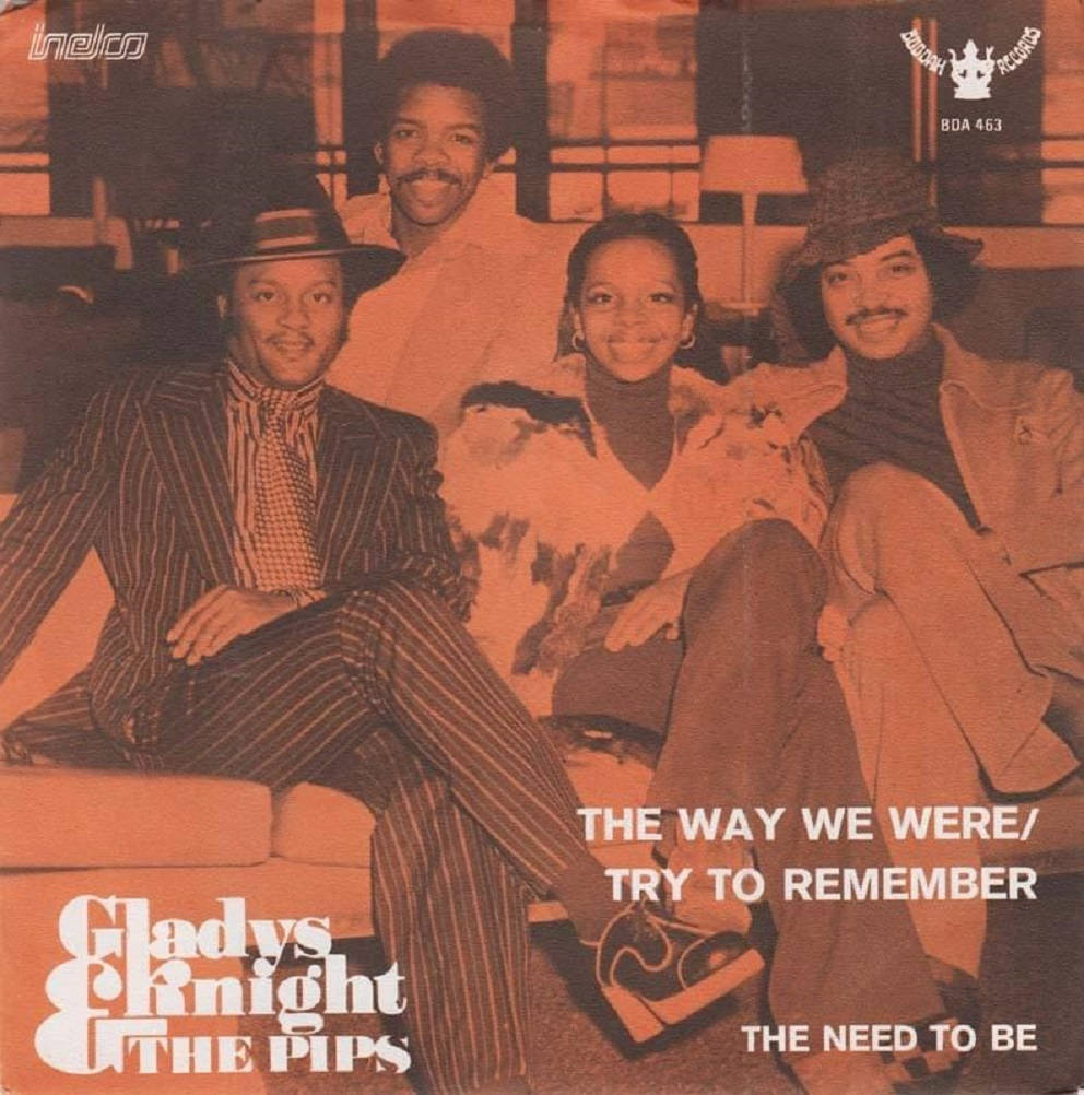 音樂 桌布 壁紙 — 四位面帶微笑的音樂家穿著時尚的1960年代服裝，在溫暖的室內燈光背景下，溫馨地坐在沙發上擺姿勢。