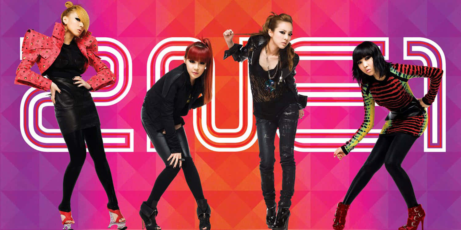 2NE1 桌布 壁紙 — 四位風格化的女性表演者在充滿活力的粉紅色和橙色幾何背景前擺出大膽姿勢，背景上有大型白色「2011」文字。