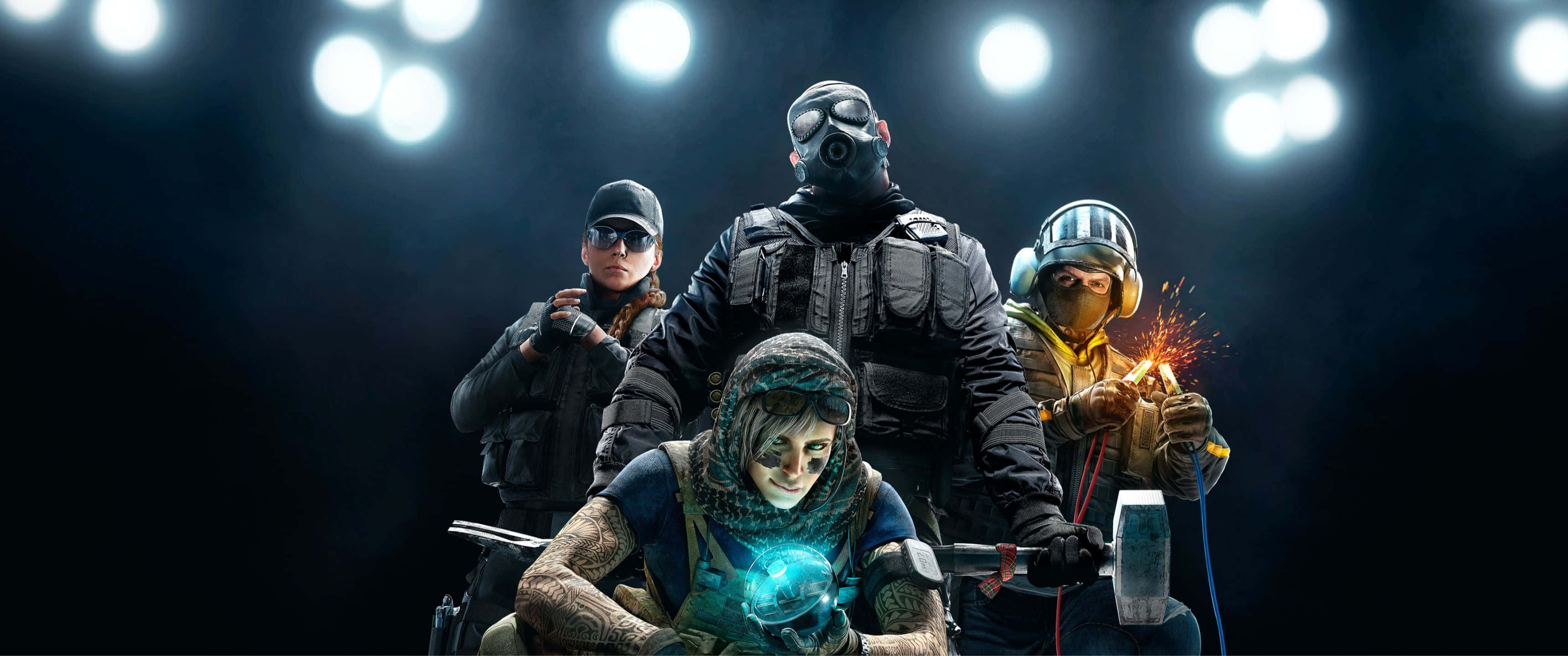 3440x1440p Rainbow Six Siege 桌布 壁紙 — 四位風格化的玩家身穿戰術裝備，在黑暗的競技場中站在明亮的聚光燈下，手持發光武器。