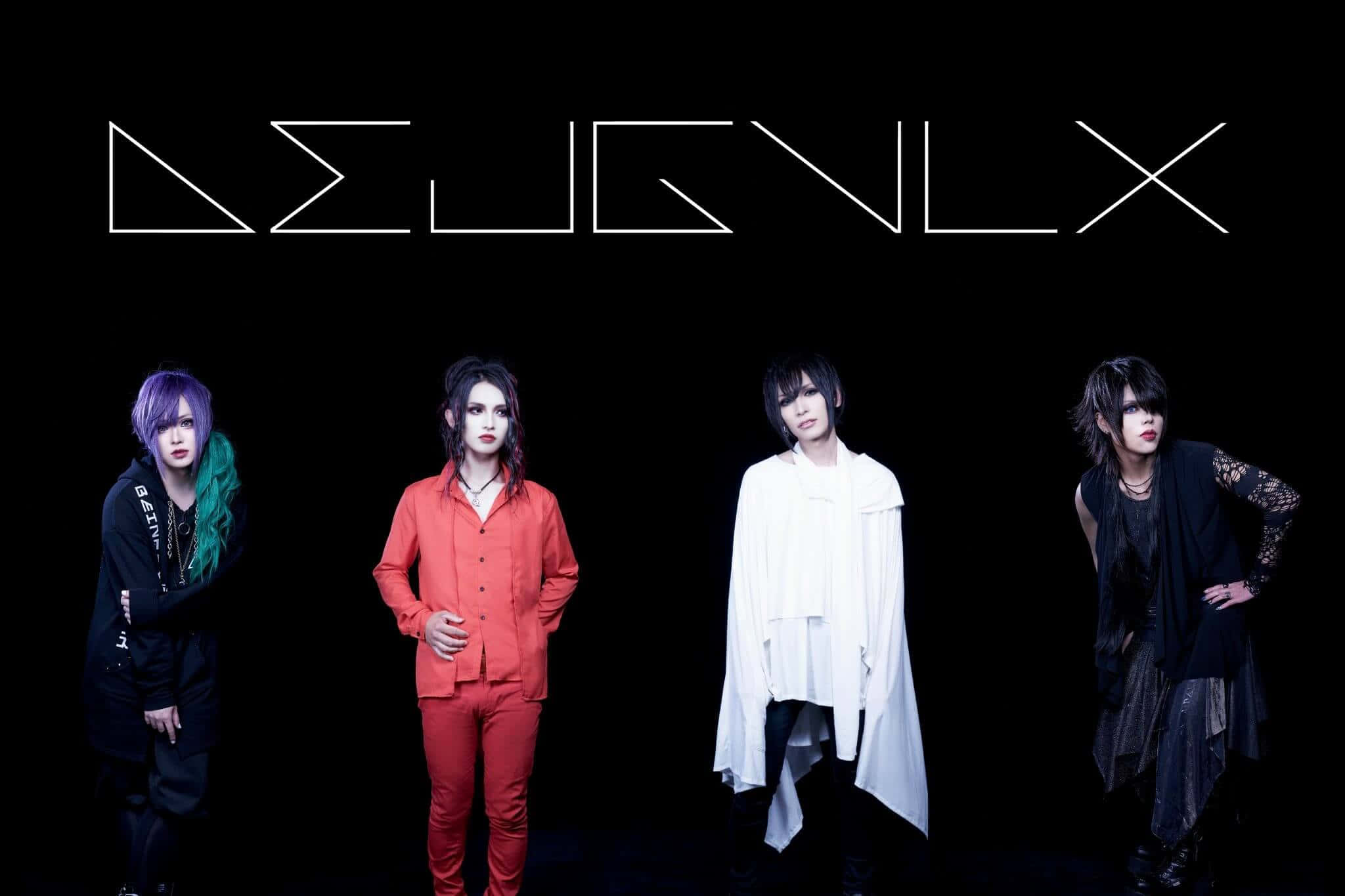 Visual Kei 桌布 壁紙 — 四位風格化的音樂家，帶有戲劇性的化妝和色彩繽紛的頭髮，在發光的白色文字下於黑色背景前擺姿勢。