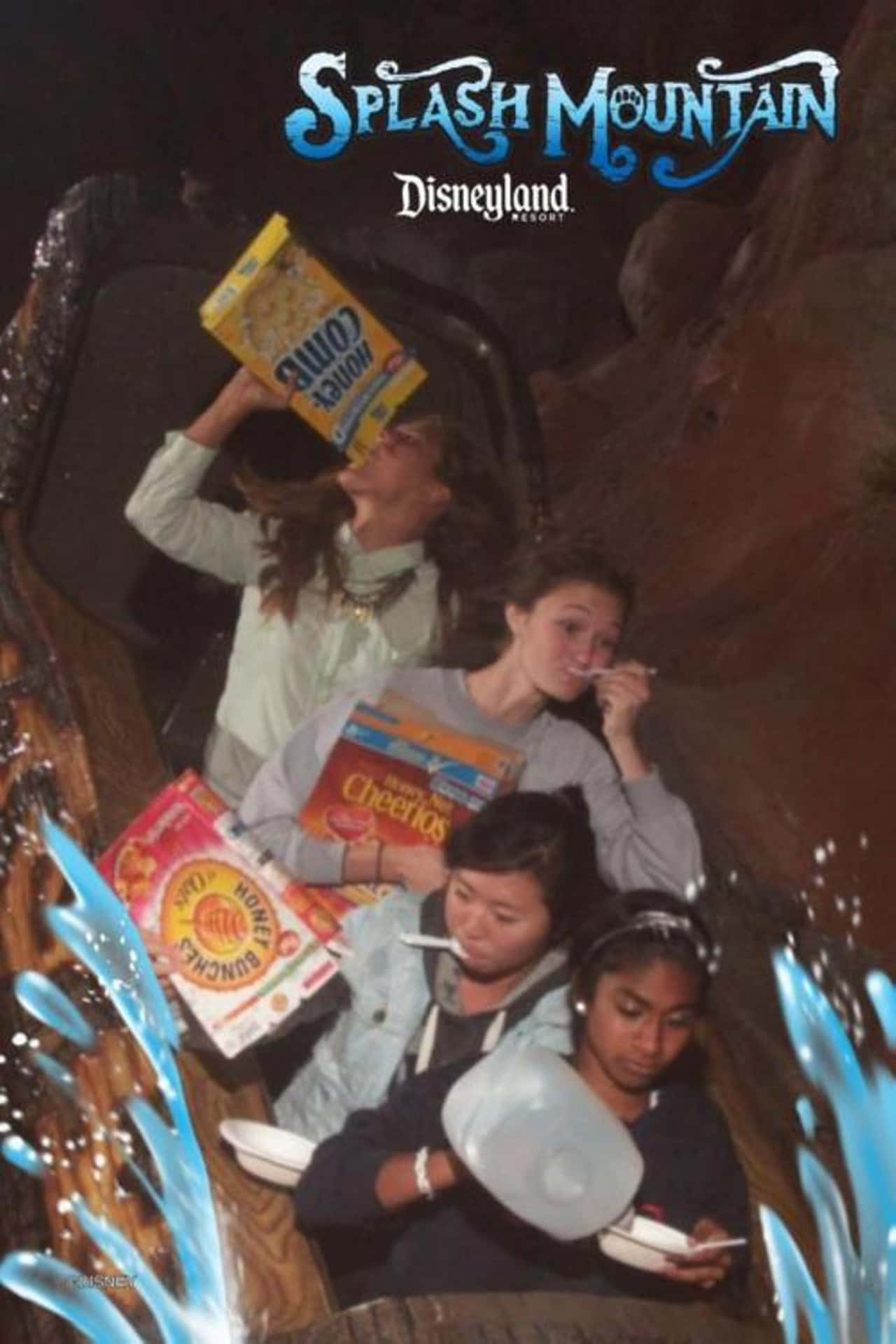 Splash Mountain 桌布 壁紙 — 四位騎乘者在Splash Mountain上拿著麥片盒和碗，周圍的水花在黑暗的圓木水道中噴灑。