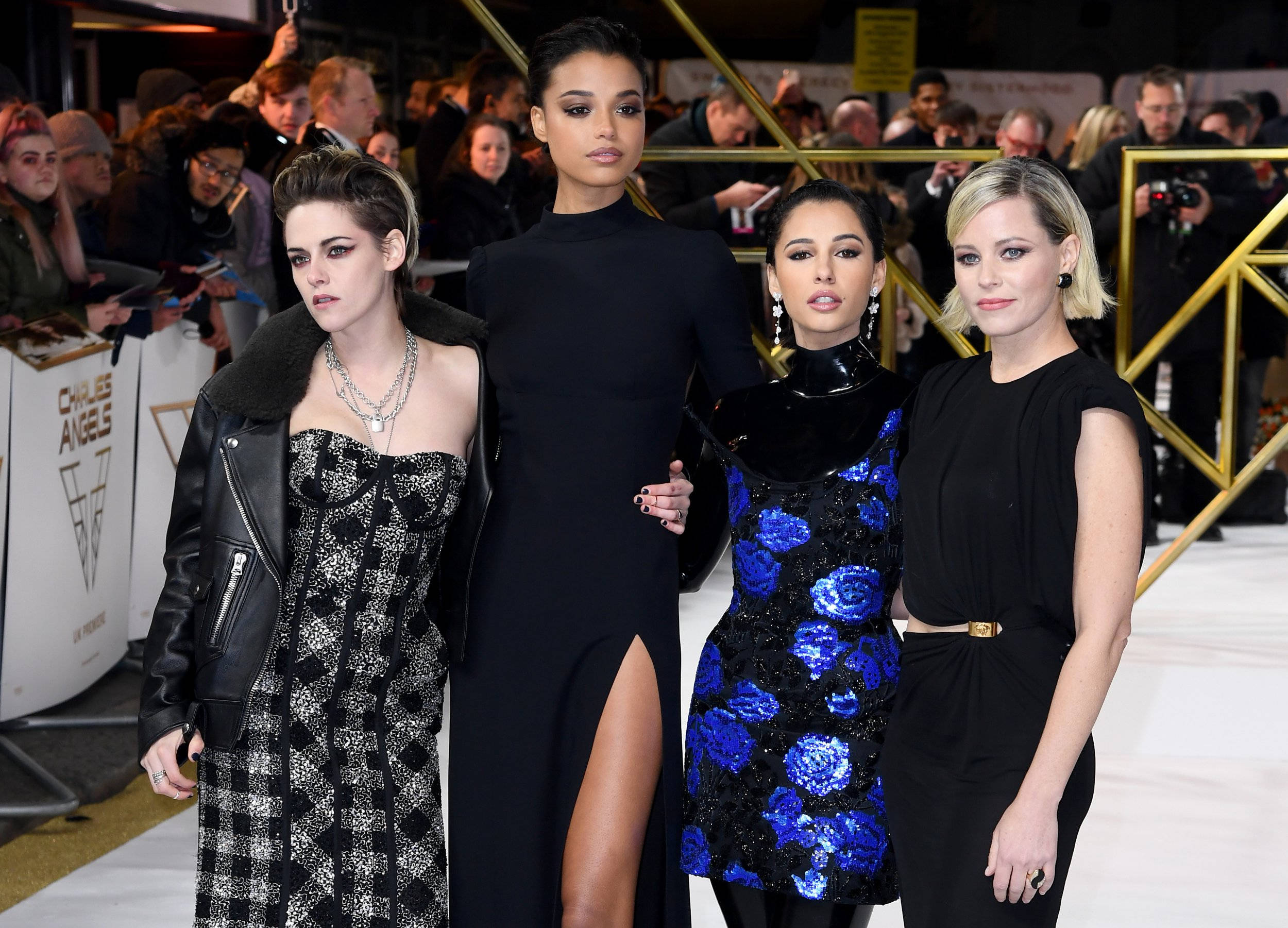 Kristen 桌布 壁紙 — 四位魅力四射的女演員在《霹靂嬌娃》首映紅毯上自信地擺姿勢，身後是金色的幾何結構。