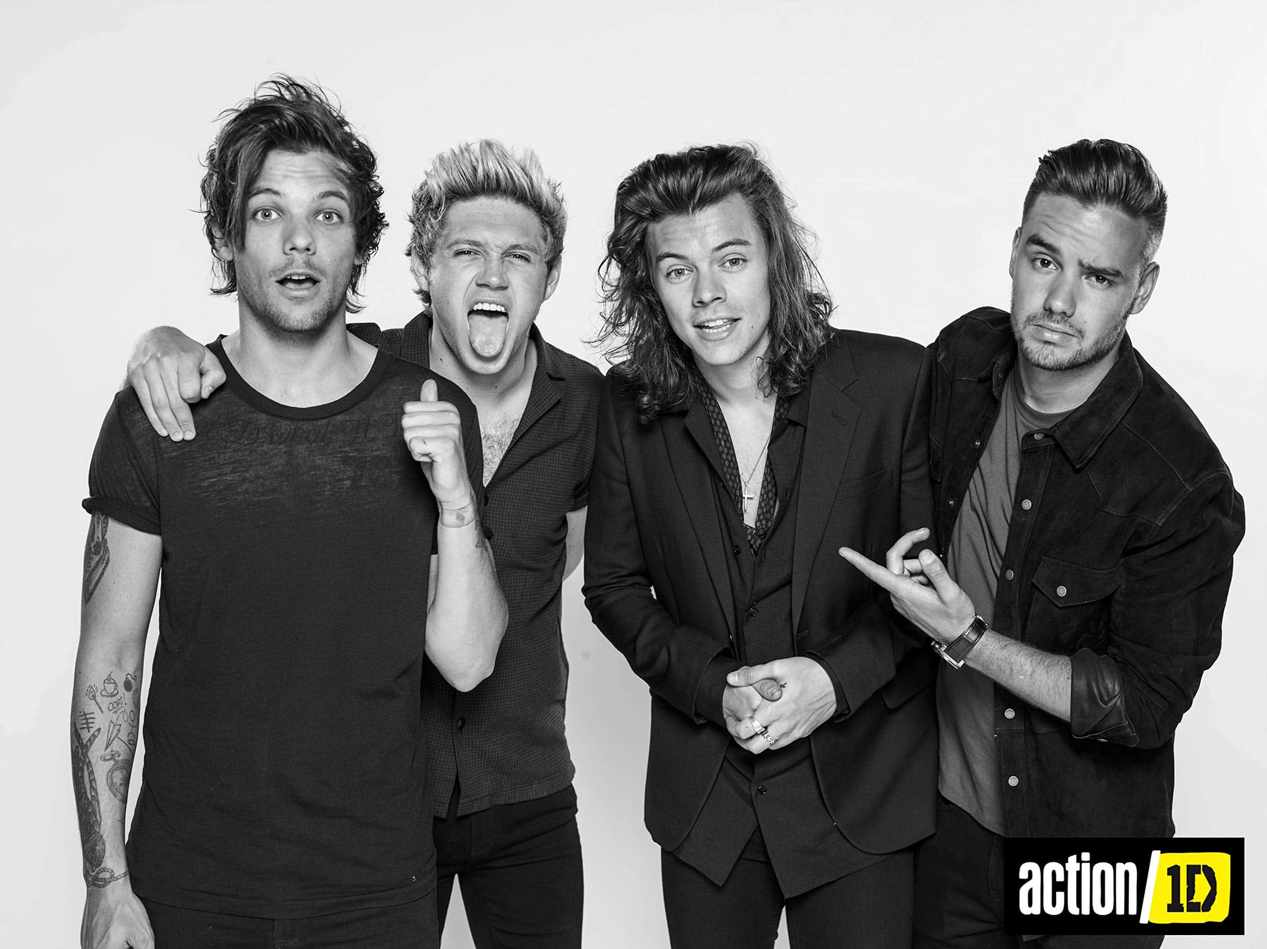 Harry Styles Black And White 桌布 壁紙 — 四位黑白男士在素色背景前擺出俏皮姿勢，表情多變，衣著從休閒到半正式。