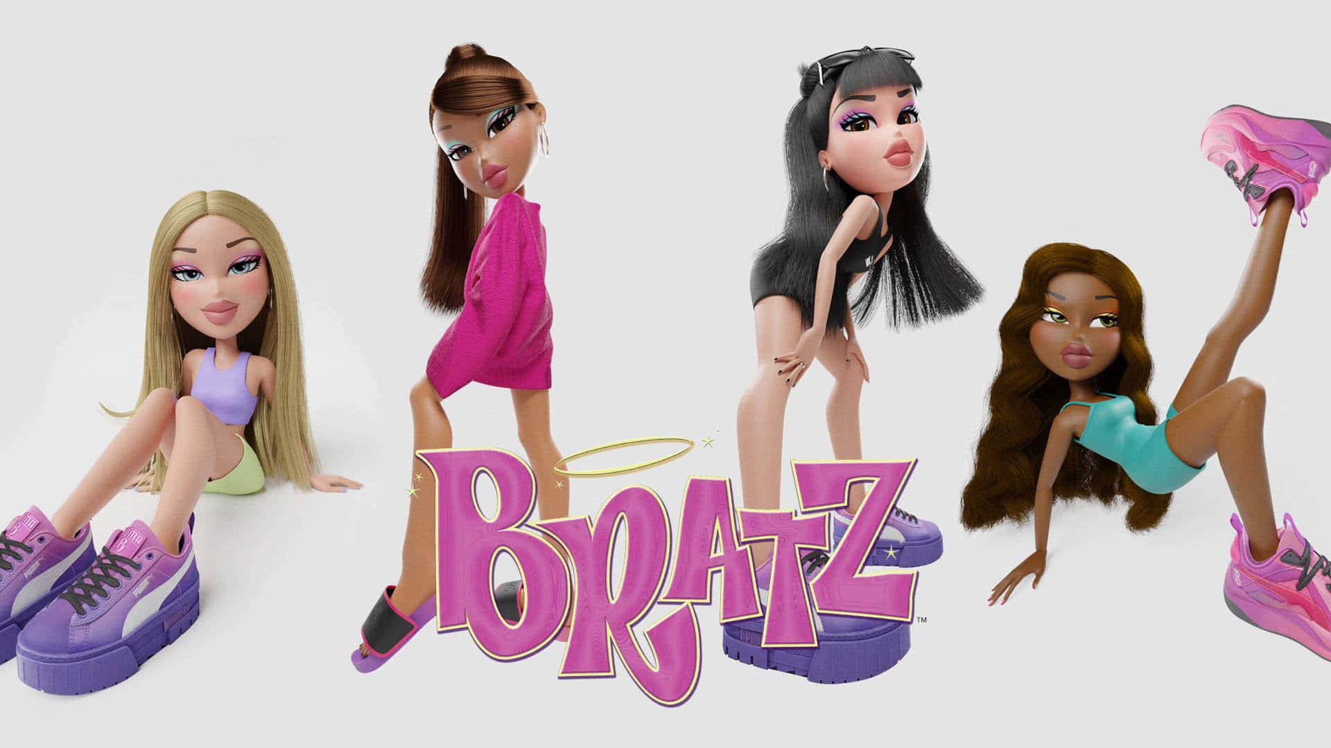 bratz 美學 桌布 壁紙 — 四個 Bratz 公仔穿著大膽服裝和粉紅色鞋子，在白色背景上與品牌標誌動態擺姿勢。