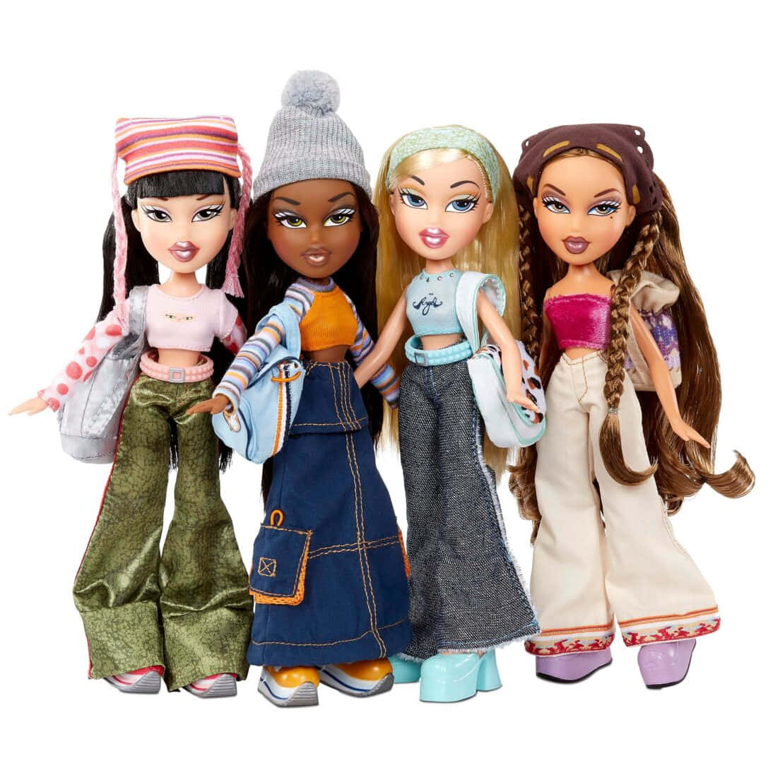 bratz 美學 桌布 壁紙 — 四個 Bratz 公仔穿著時尚的 2000 年代街頭服飾，在純白色背景前自信地擺姿勢。