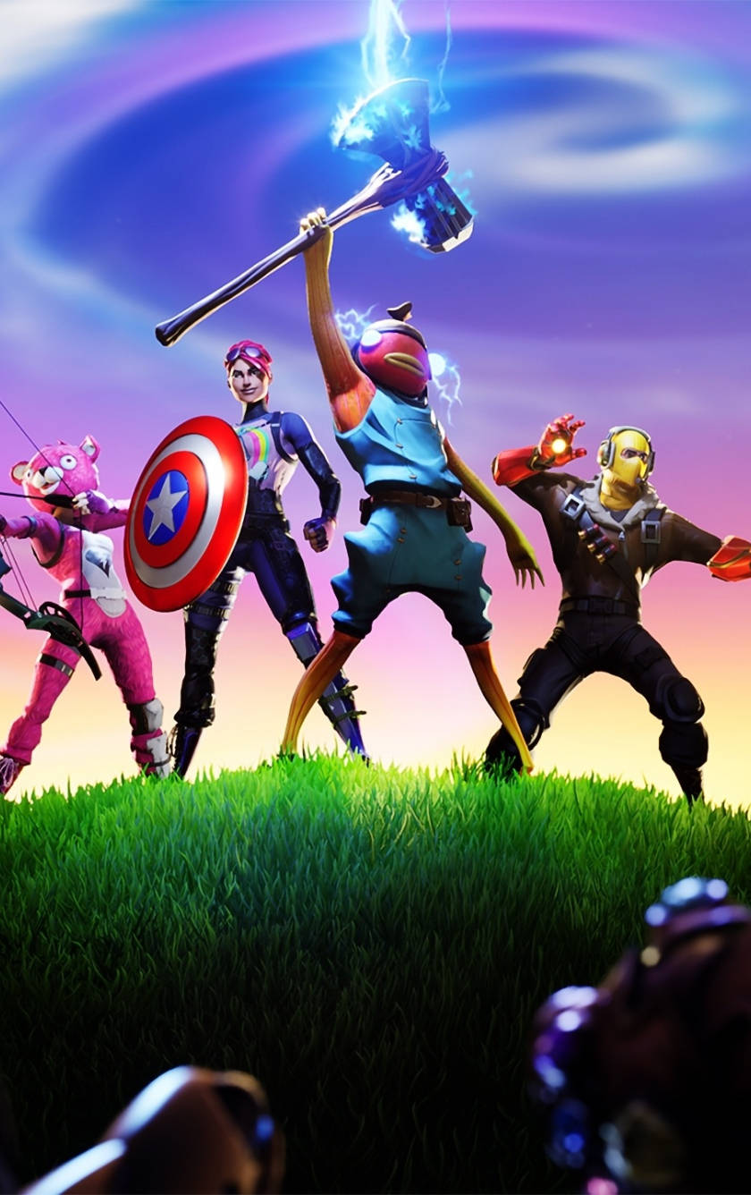 avengers infinity war 4K 桌布 壁紙 — 四個 Fortnite 角色英雄式地站在長滿草的山丘上，在旋轉的紫色天空下揮舞著發光的武器。