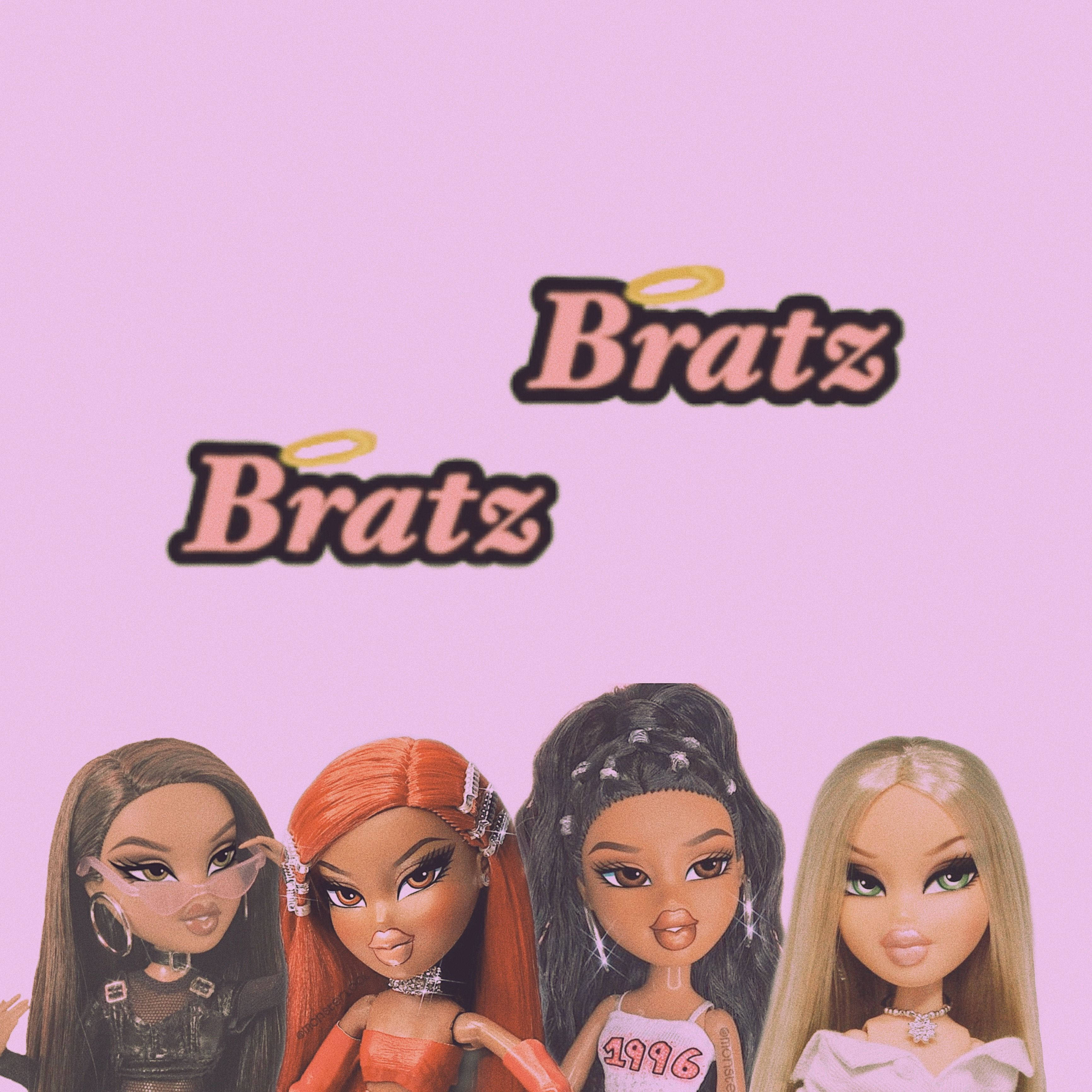 bratz 美學 桌布 壁紙 — 四個Bratz娃娃，化著大膽妝容，穿著時尚服裝，在純粉紅色背景前擺姿勢，上方有Bratz標誌。