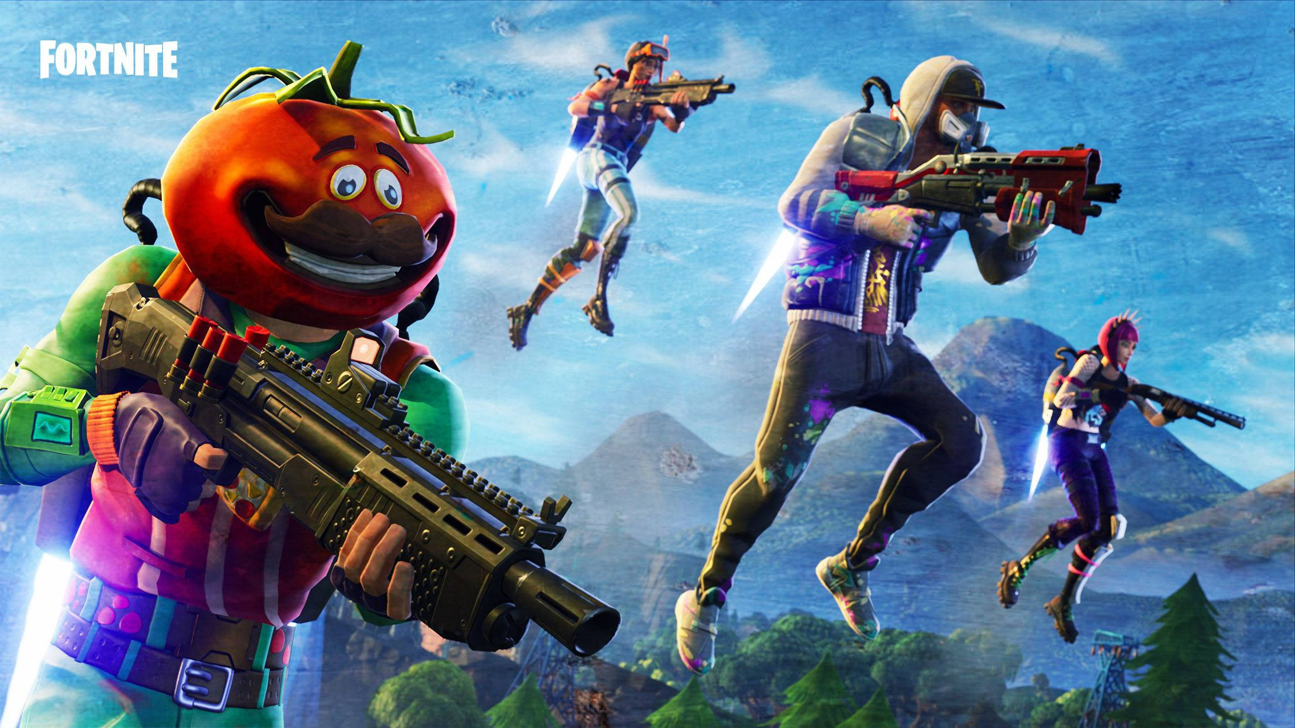 Fortnite 桌布 壁紙 — 四個Fortnite角色，包括一個番茄頭英雄，帶著發光武器跳過多山的天空。