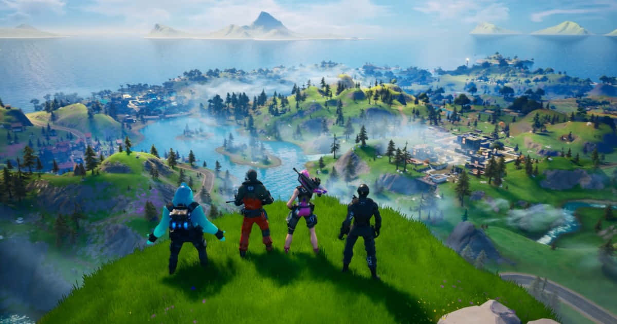 桌布 壁紙 — 四個Fortnite角色站在一個長滿草的懸崖上，俯瞰一個有湖泊、森林和遠處山脈的廣闊島嶼，天空是明亮的藍色。