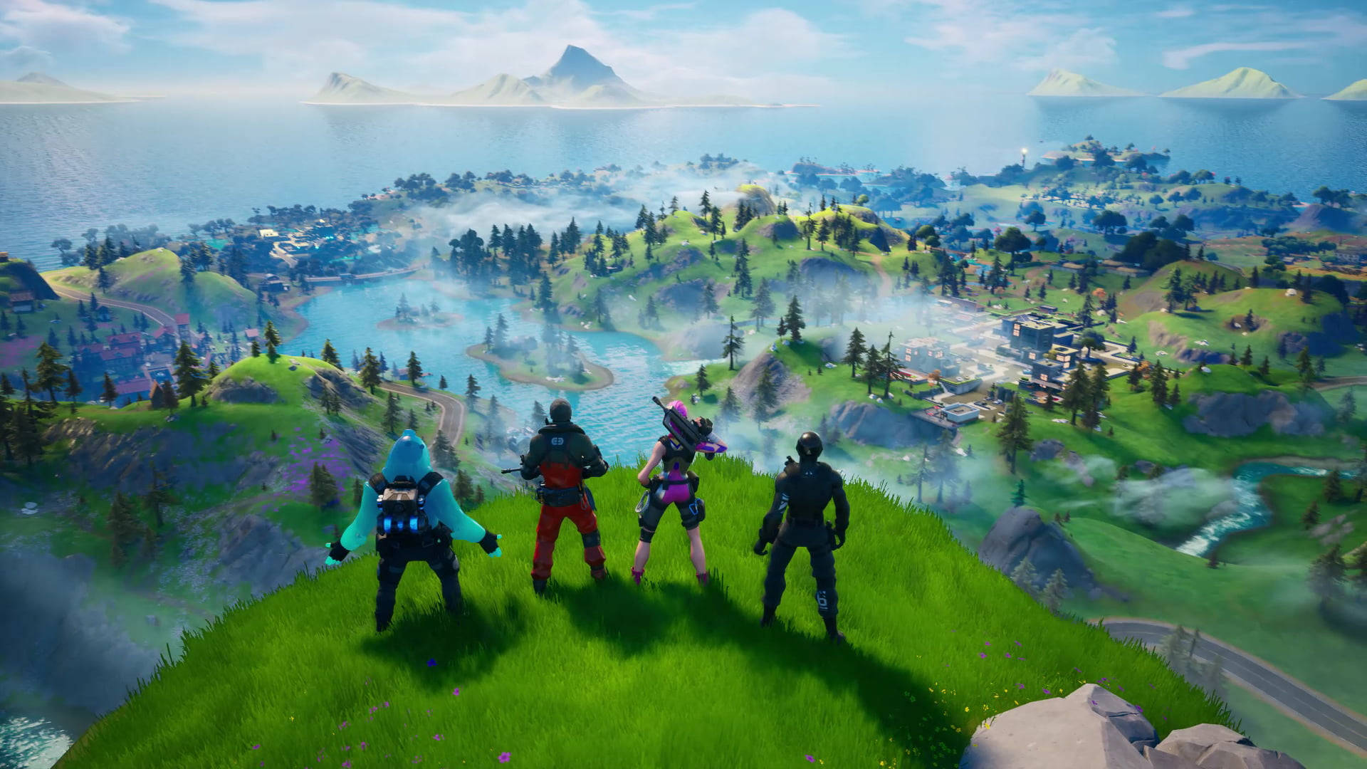 Fortnite iPad 桌布 壁紙 — 四個Fortnite角色站在一個草叢生的懸崖上，俯瞰著一個廣闊的島嶼，島上有湖泊、森林和遠處的山脈，天空湛藍。
