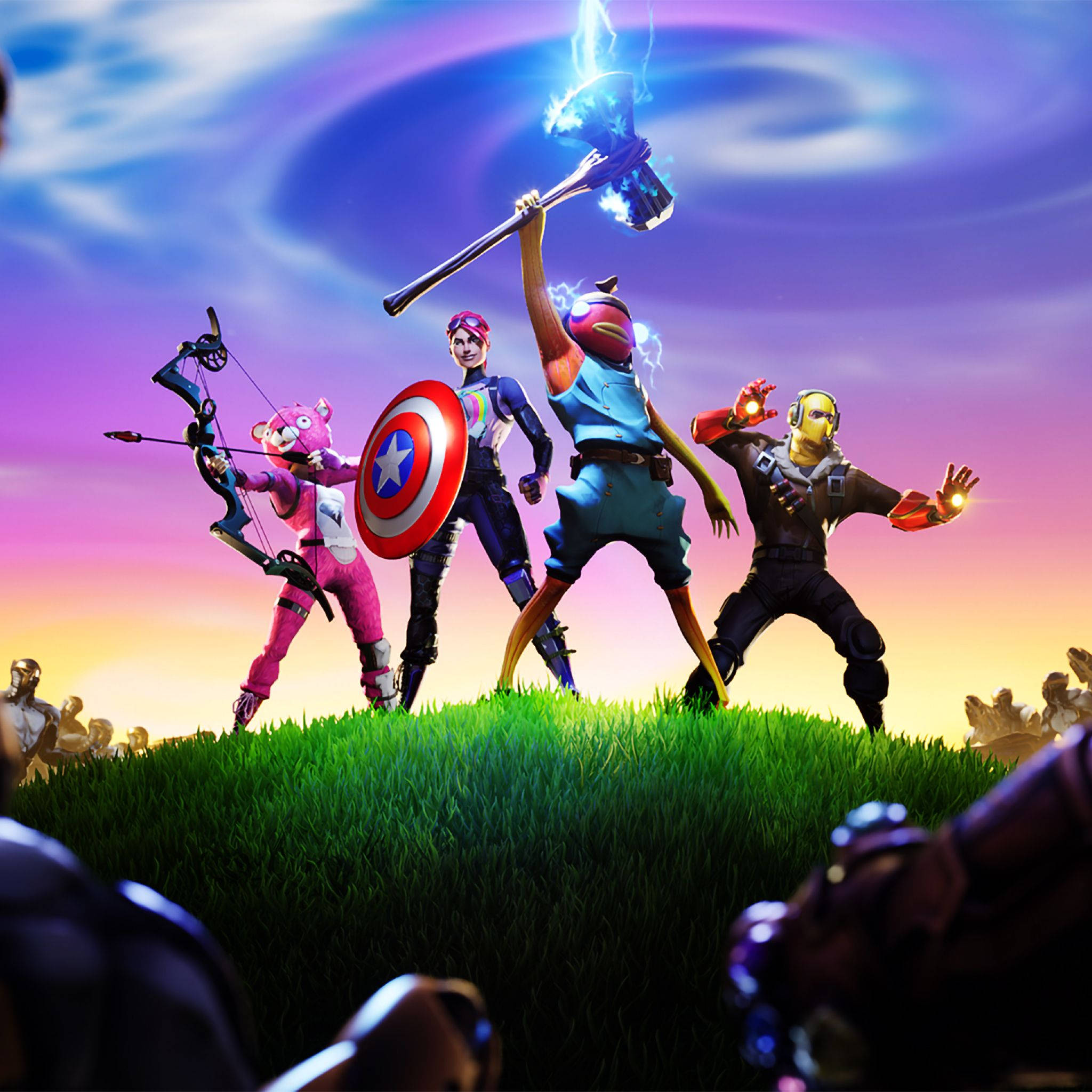 Fortnite iPad 桌布 壁紙 — 四個Fortnite角色英雄式地站在一個長滿草的山丘上，背景是充滿活力的紫色和橙色天空，手持發光武器。