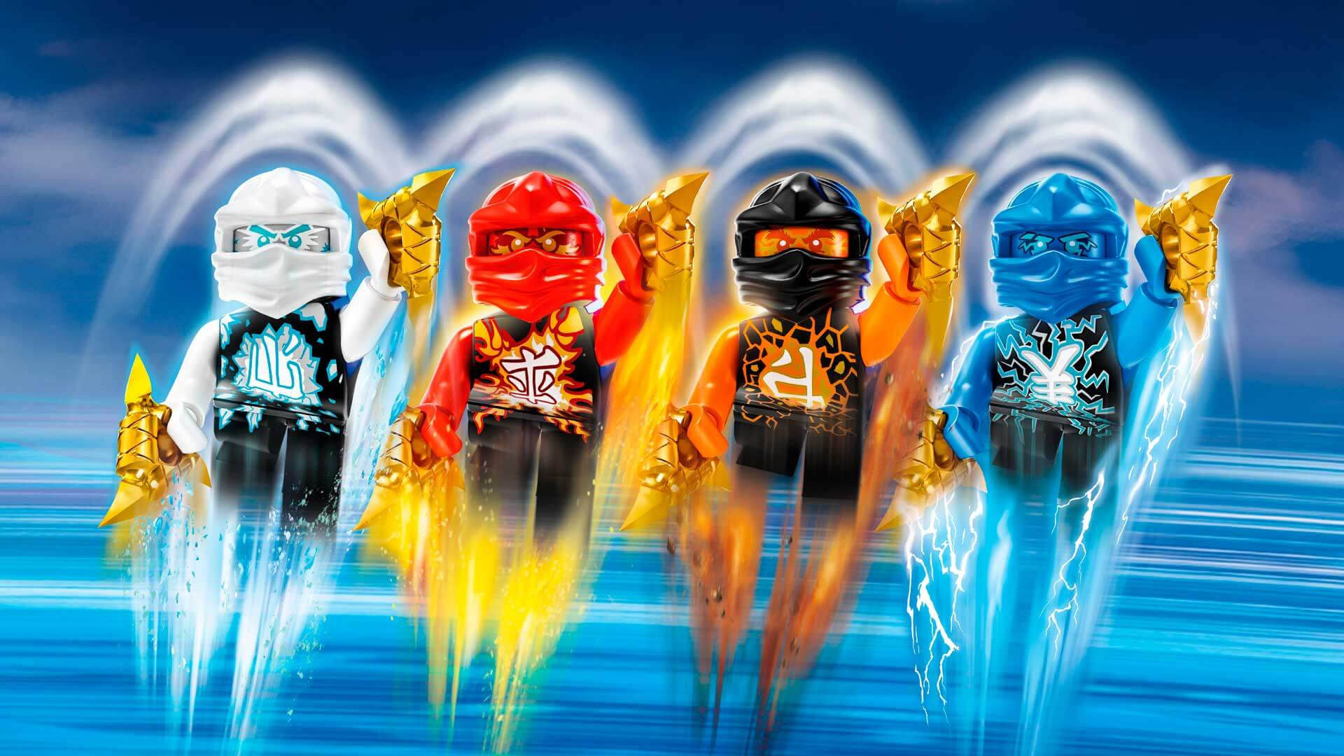 Ninjago 桌布 壁紙 — 四個LEGO Ninjago角色穿著元素服裝，手持發光武器，在動態藍色運動背景前擺好姿勢。