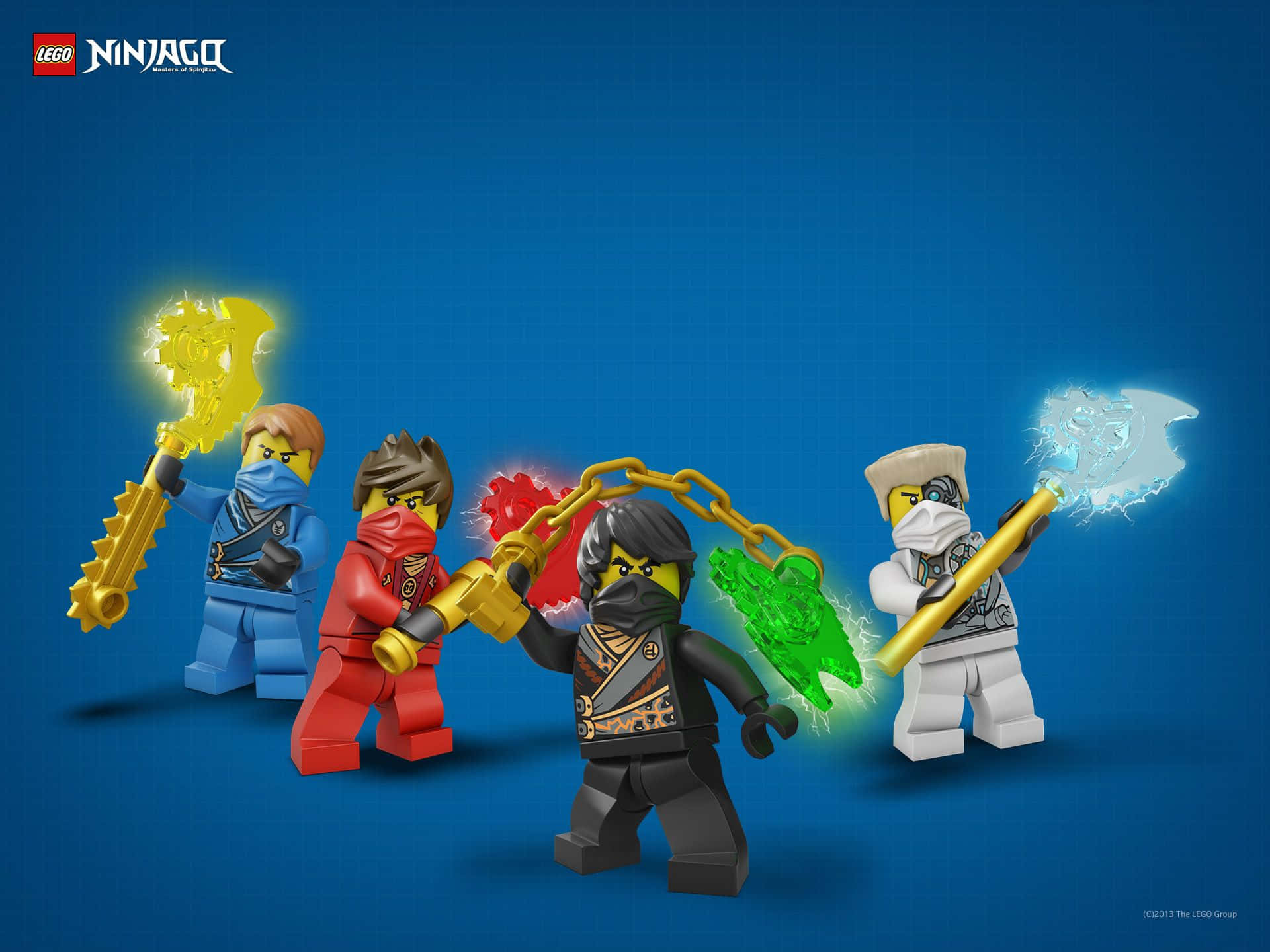Ninjago 桌布 壁紙 — 四個LEGO旋風忍者迷你人偶以動態姿勢揮舞發光元素武器，背景為純藍色。