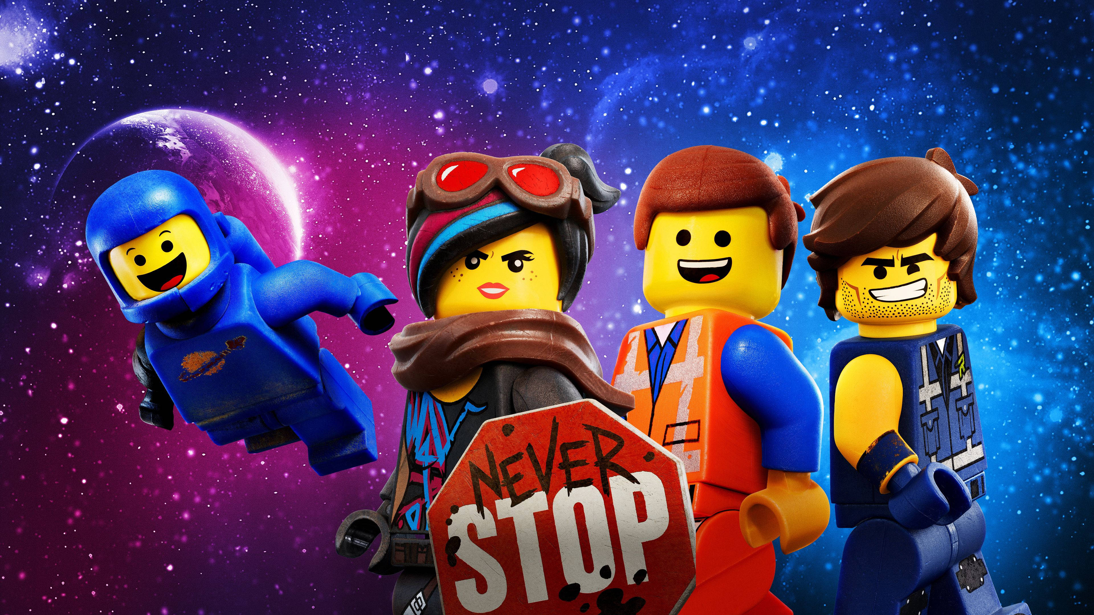 樂高 桌布 壁紙 — 四個LEGO角色穿著太空裝備，在星光熠熠的宇宙背景下，以發光的行星為背景，大膽地擺出姿勢。