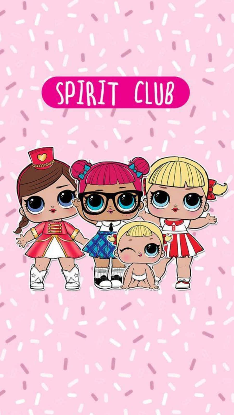 Lol Doll 桌布 壁紙 — 四個LOL Surprise公仔穿著啦啦隊服裝，在帶有糖粒和「Spirit Club」橫幅的粉紅色背景前擺姿勢。