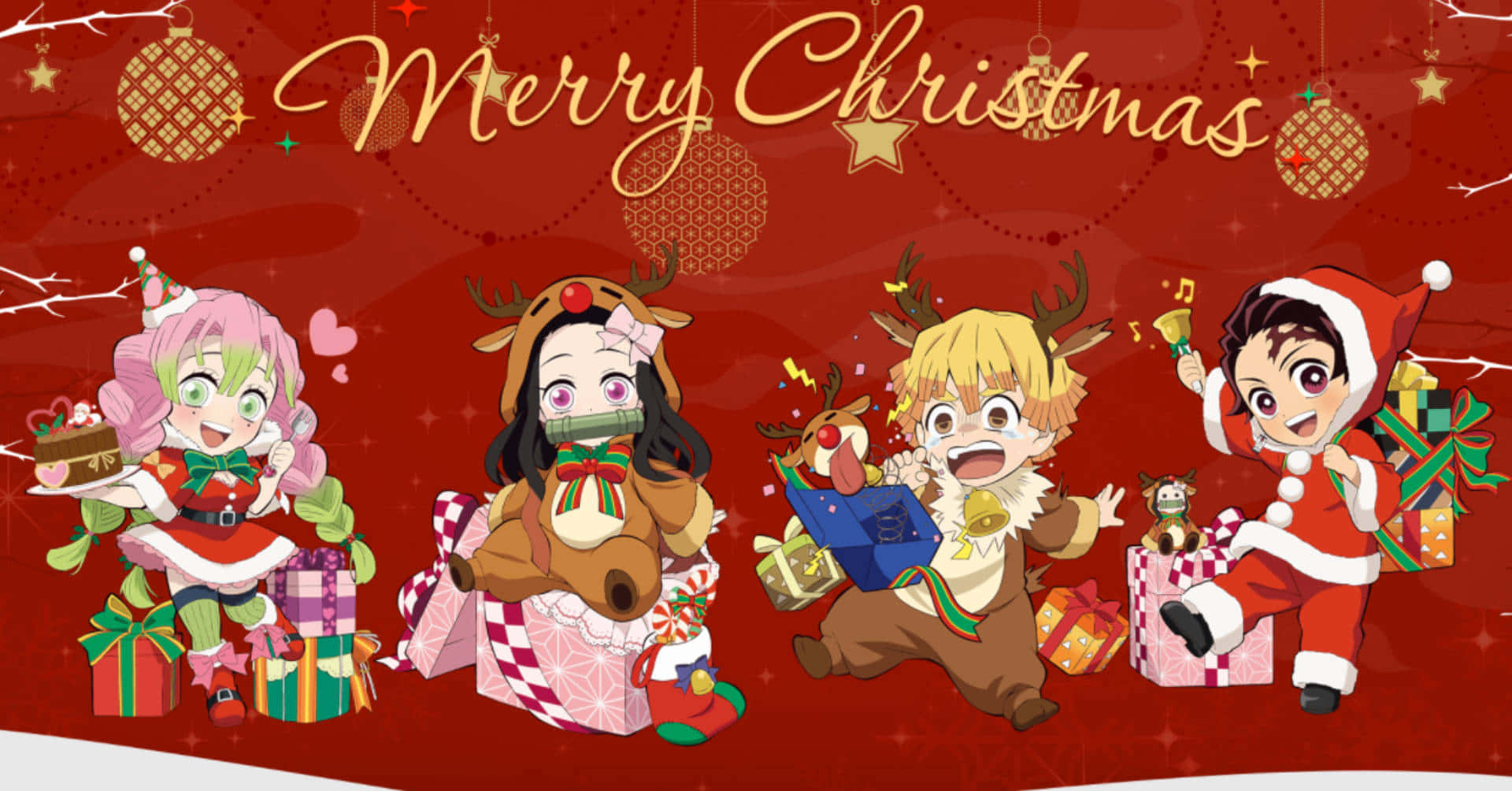 Anime Christmas 桌布 壁紙 — 四個Q版動漫角色穿著節日聖誕服裝，帶著禮物和馴鹿角，在紅色背景前歡樂地擺姿勢，背景有裝飾品。