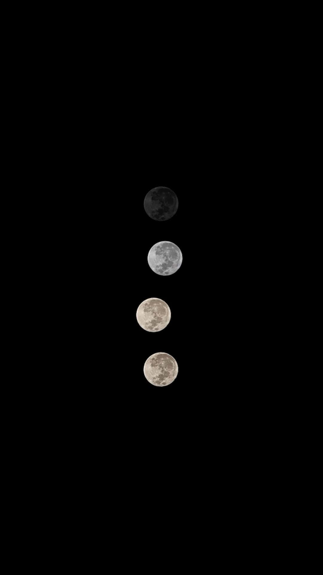 Moon Phases 桌布 壁紙 — 四個不同階段的月亮垂直排列在深邃的黑色虛空中。