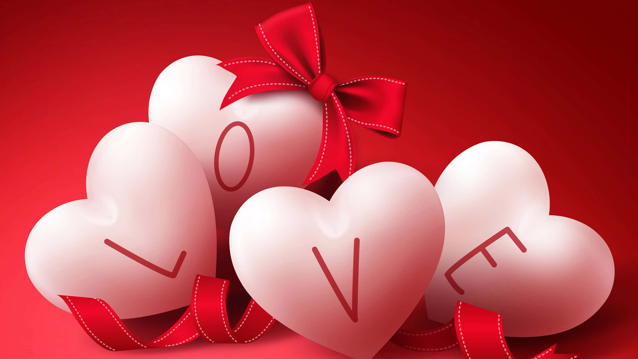 愛心 桌布 壁紙 — 四個亮面白色心形拼出LOVE，配以紅色絲帶蝴蝶結，襯托鮮紅色背景。