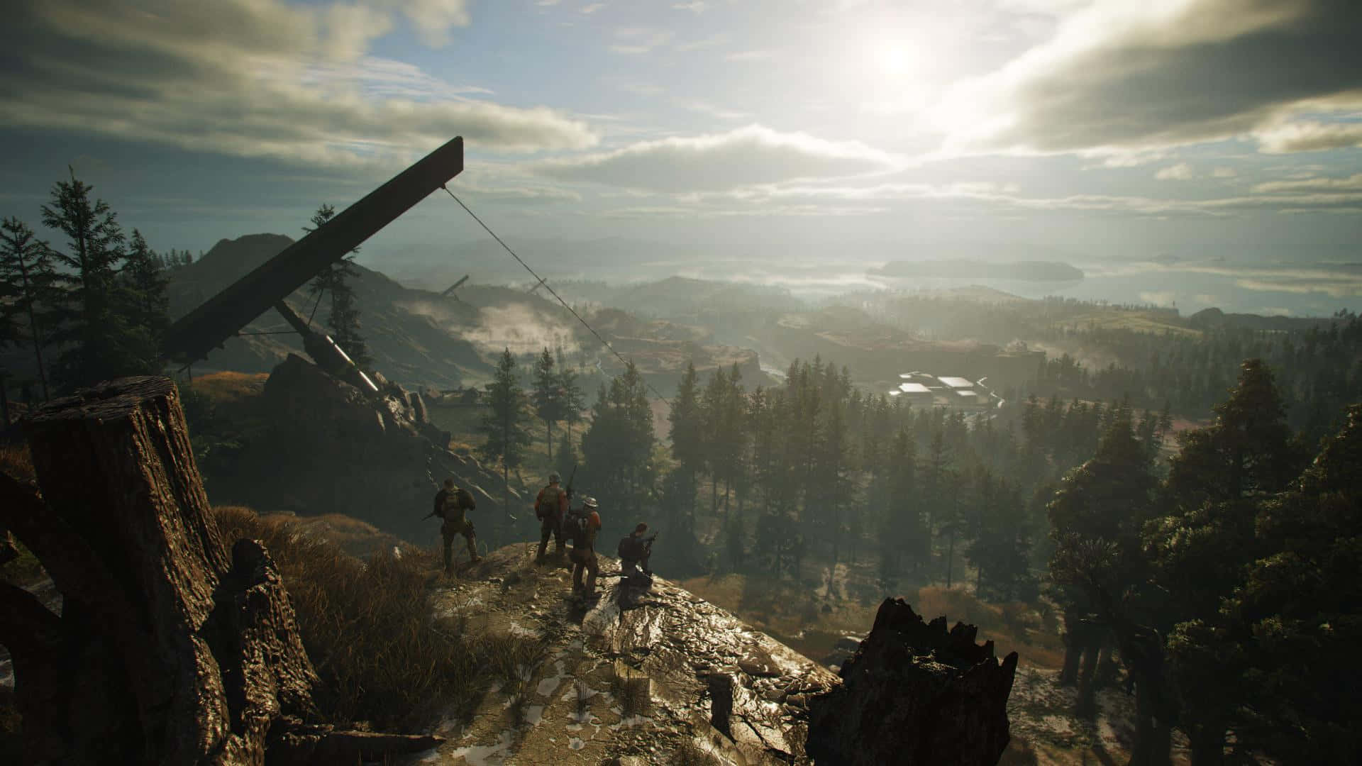 tom clancy's ghost recon wildlands 桌布 壁紙 — 四個人影站在岩石山脊上，俯瞰著霧氣瀰漫的森林山谷，前景有一架墜毀的飛機殘骸。