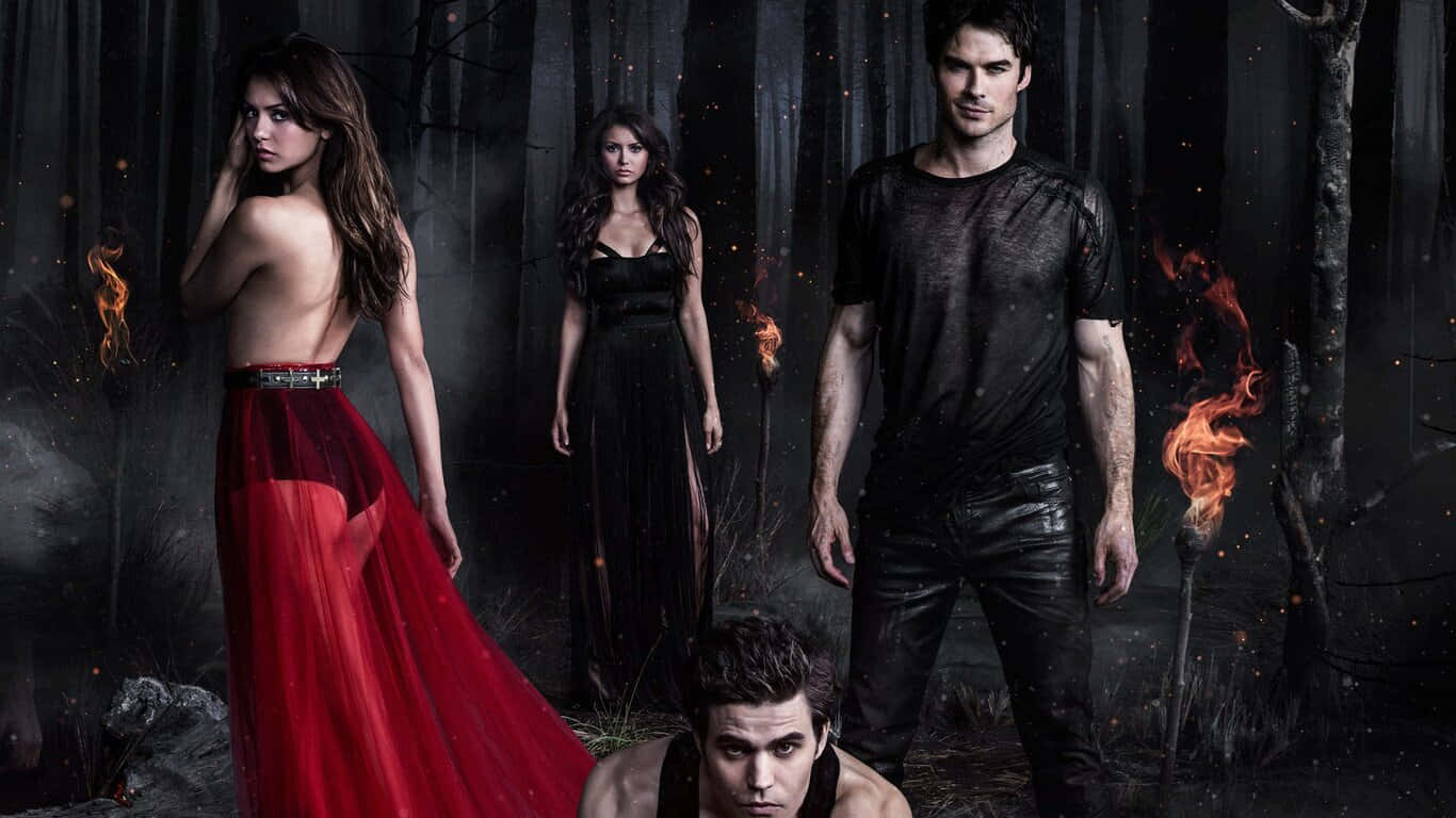Vampire Diaries Desktop 桌布 壁紙 — 四個人物在黑暗的森林中，火焰在他們周圍閃爍，天空陰沉。