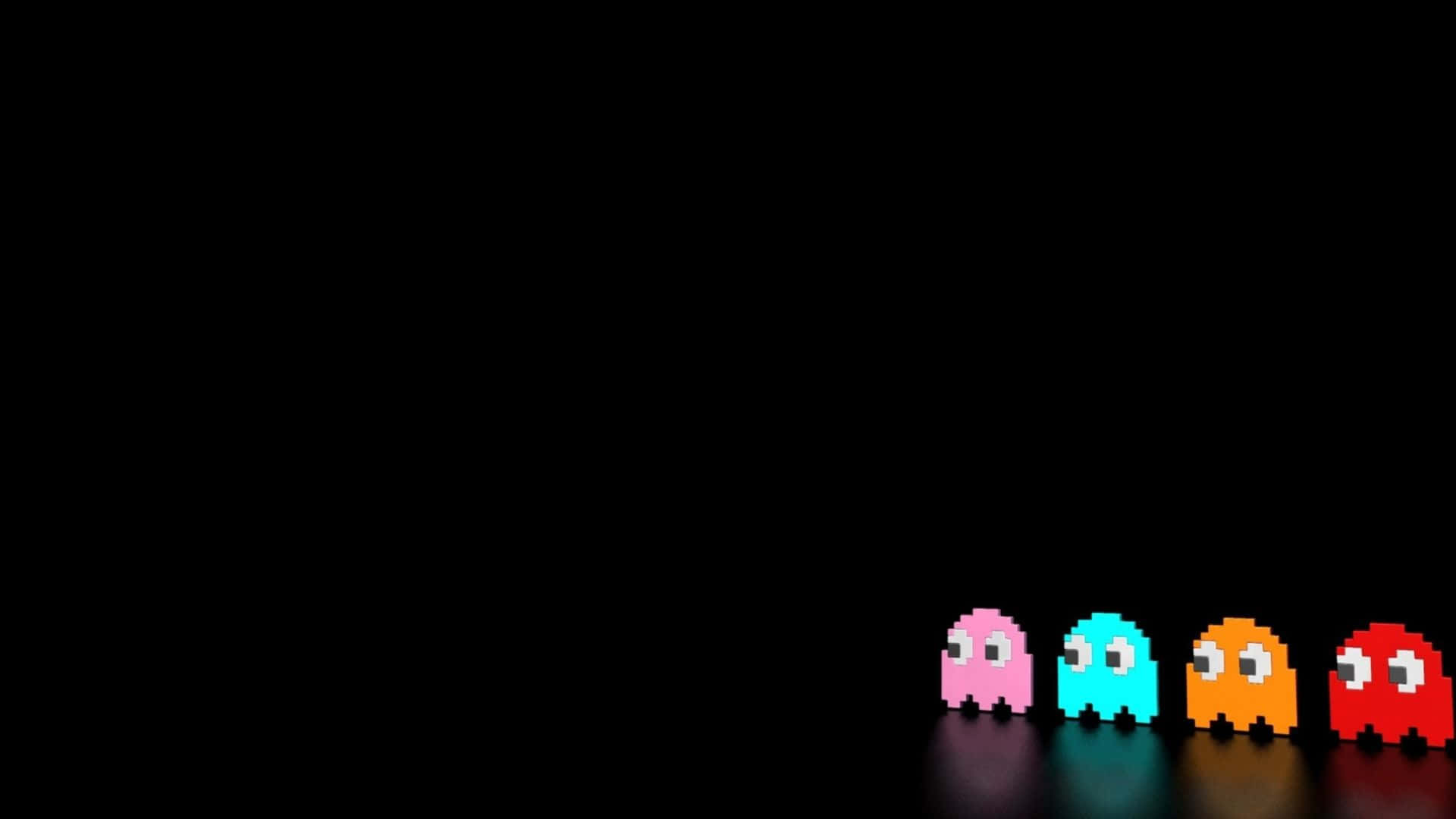 高畫質遊戲 桌布 壁紙 — 四個來自 Pac-Man 的彩色像素鬼魂排成一排，背景為黑色，帶有微妙的反射。