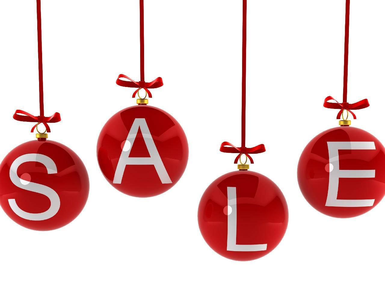 Sales 桌布 壁紙 — 四個光澤紅色裝飾品用白色字母拼出SALE，每個用紅色絲帶掛在白色背景上。