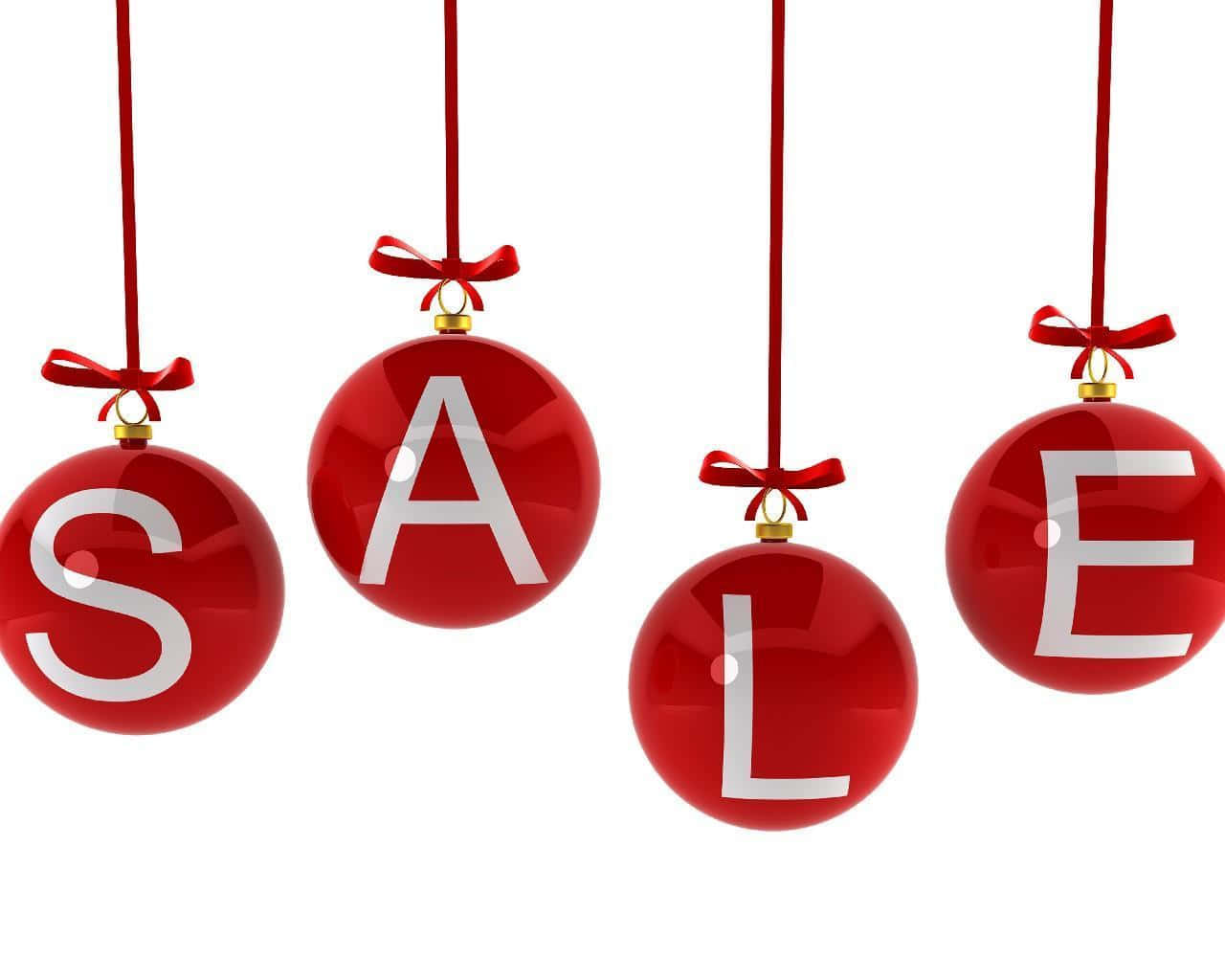 Sales 桌布 壁紙 — 四個光澤紅色裝飾品用白色字母拼出SALE，掛在紅色絲帶上，背景為白色。