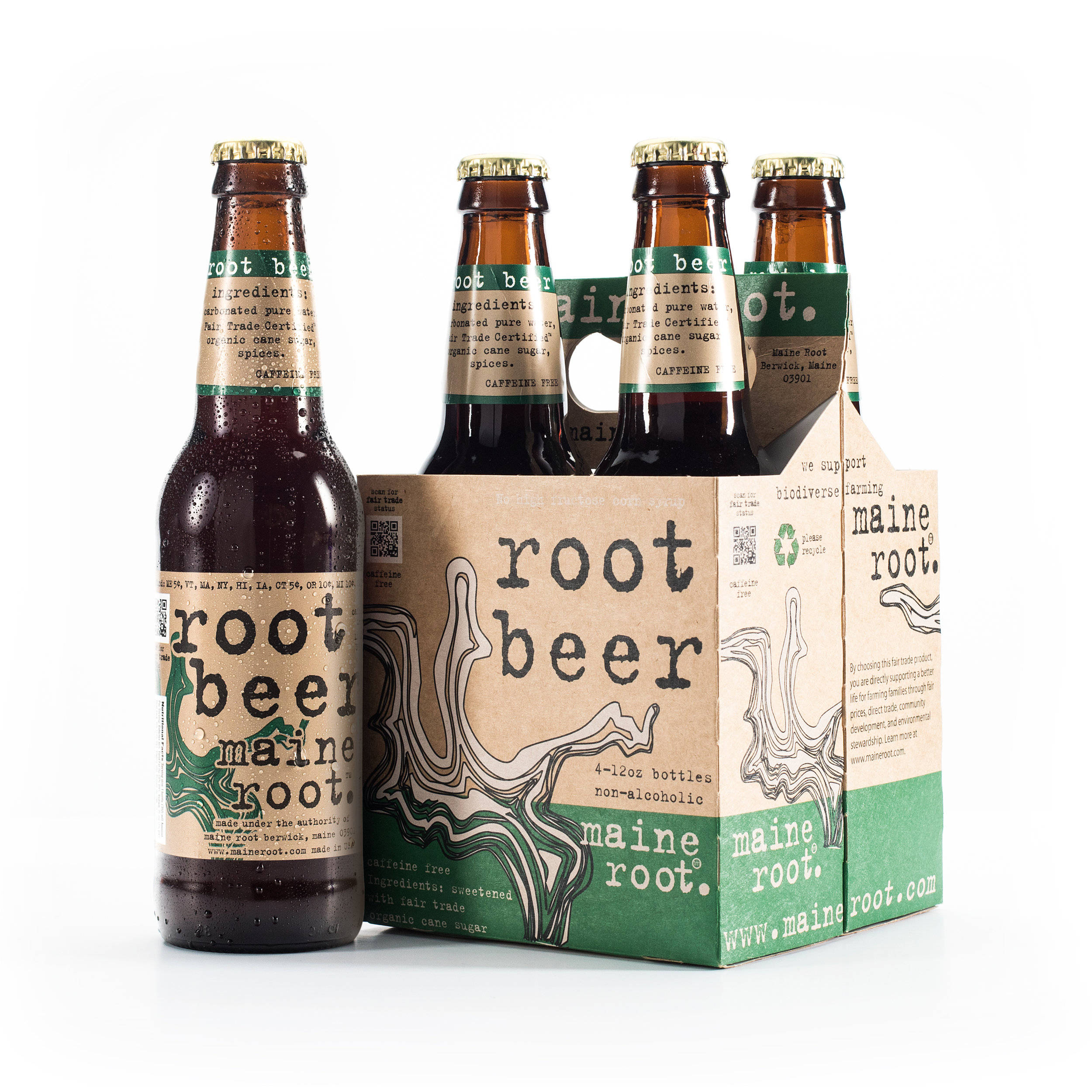 drinks 桌布 壁紙 — 四個冷藏的Maine Root根汁啤酒瓶放在一個帶有綠色和棕色品牌的紙板托架上，背景為白色。