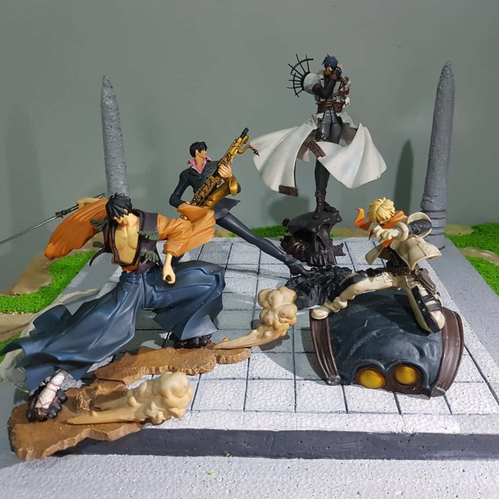 Rai-dei The Blade 桌布 壁紙 — 四個動漫人偶在帶有草地和石柱的瓷磚立體模型上擺出動態戰鬥姿勢。