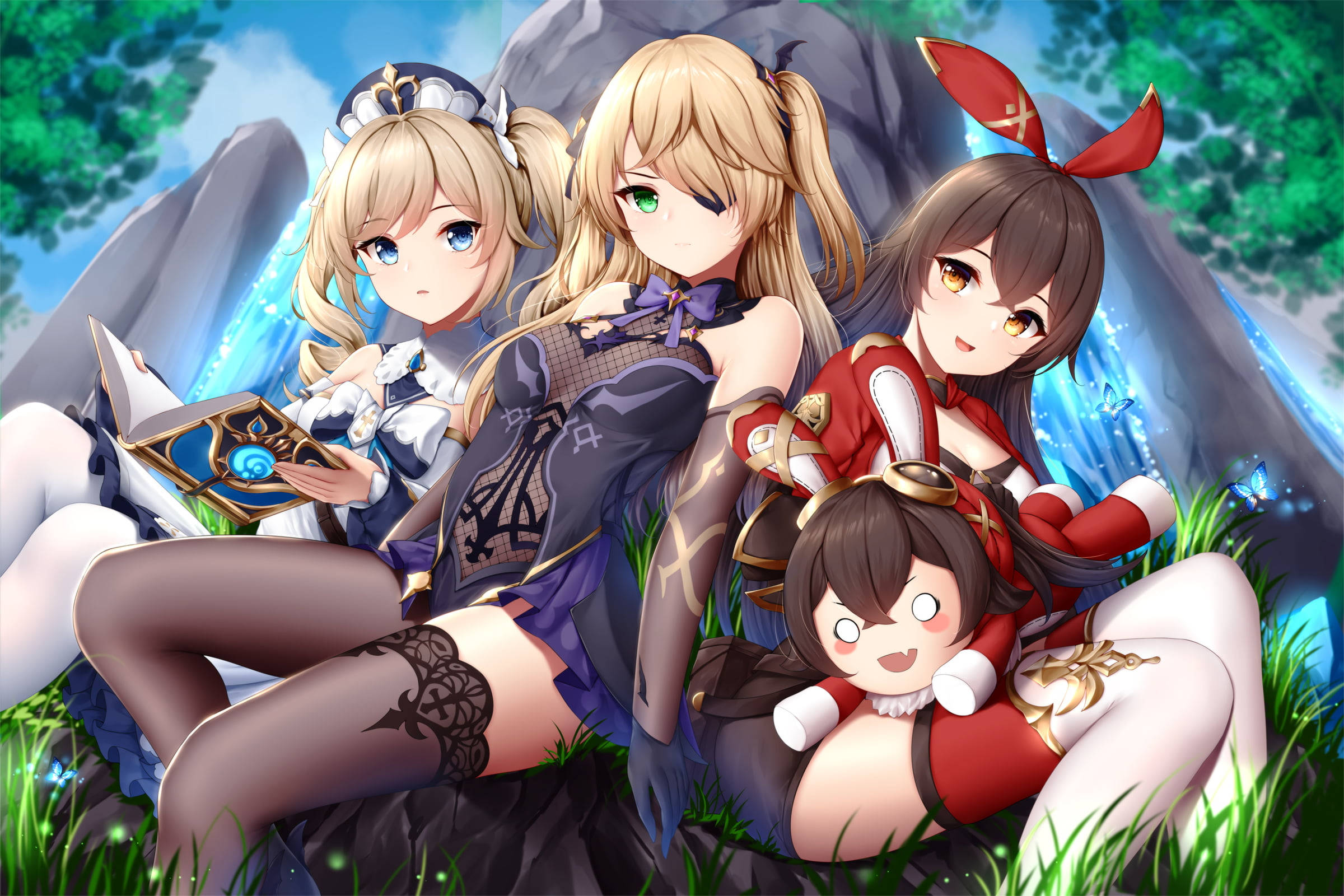 Genshin 桌布 壁紙 — 四個動漫女孩穿著幻想服裝，在明亮的天空下，在發光的藍色瀑布附近的草地上放鬆。