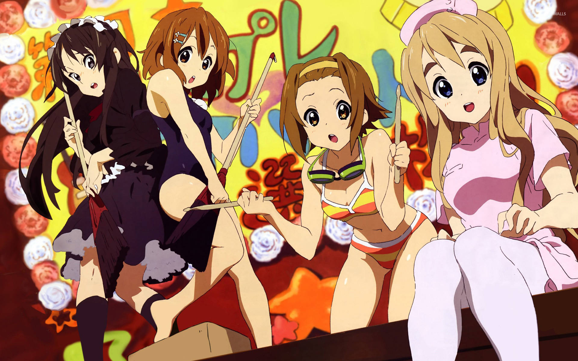 K-on 桌布 壁紙 — 四個動漫女孩穿著泳裝和服裝，在帶有日文字和玫瑰圖案的鮮黃色背景前充滿活力地擺姿勢。