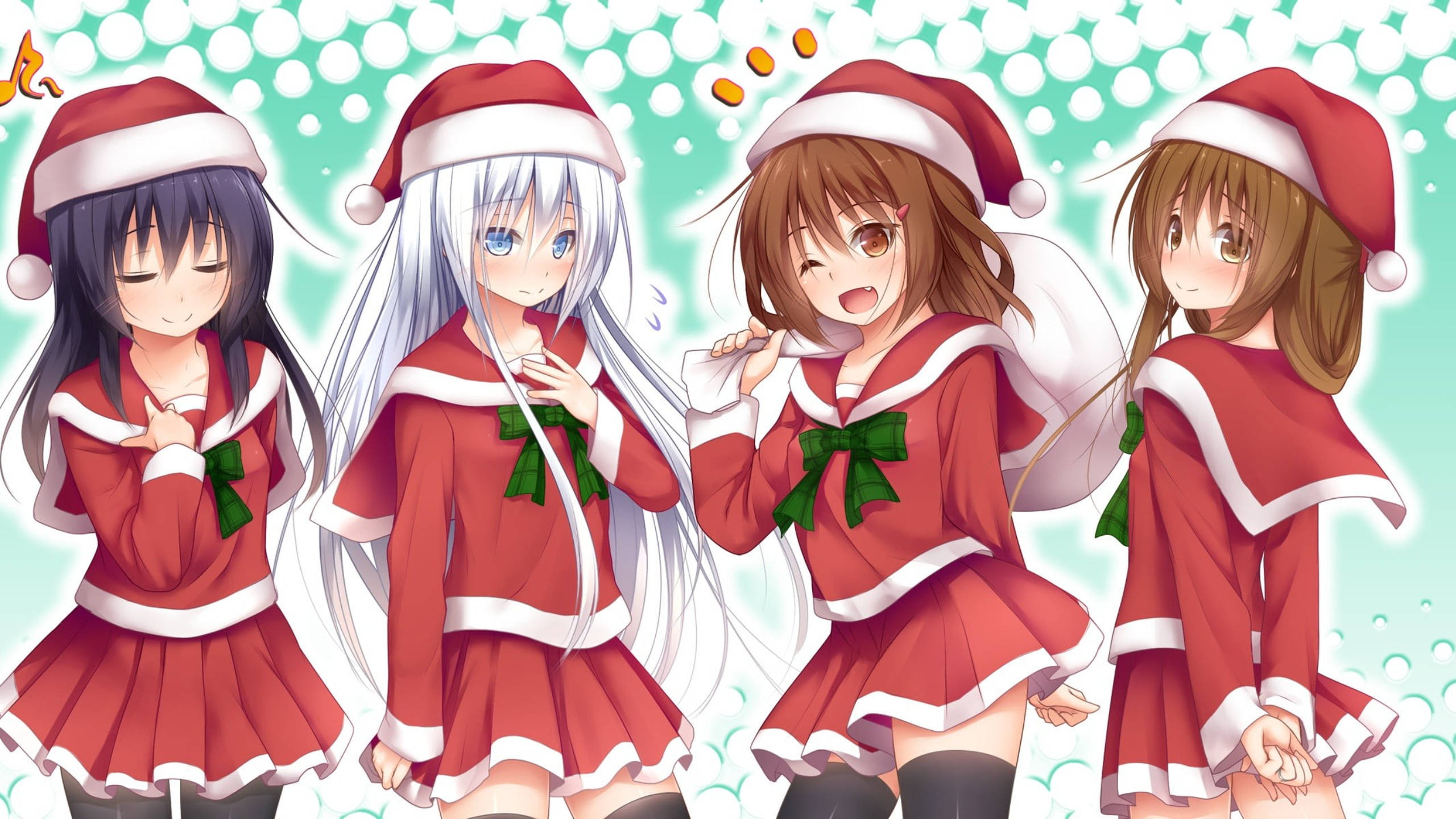 動漫聖誕 桌布 壁紙 — 四個動漫女孩穿著紅色聖誕老人服裝，配綠色蝴蝶結，在閃閃發光的薄荷綠色背景前微笑擺姿勢。