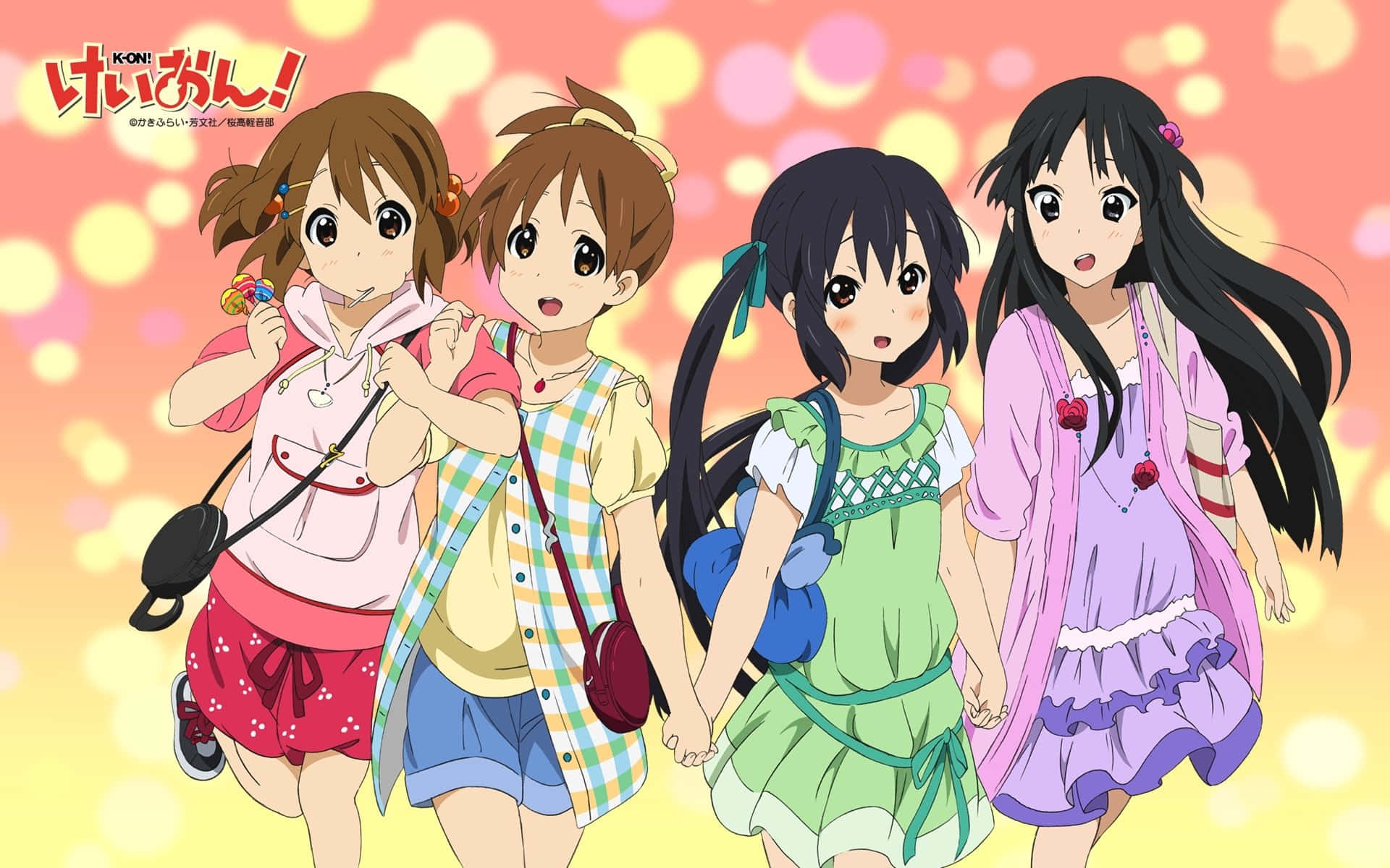 K-ON！輕音部 桌布 壁紙 — 四個動漫女孩穿著色彩繽紛的休閒服裝，在溫暖的散景背景中手牽手，背景有柔和發光的圓圈。