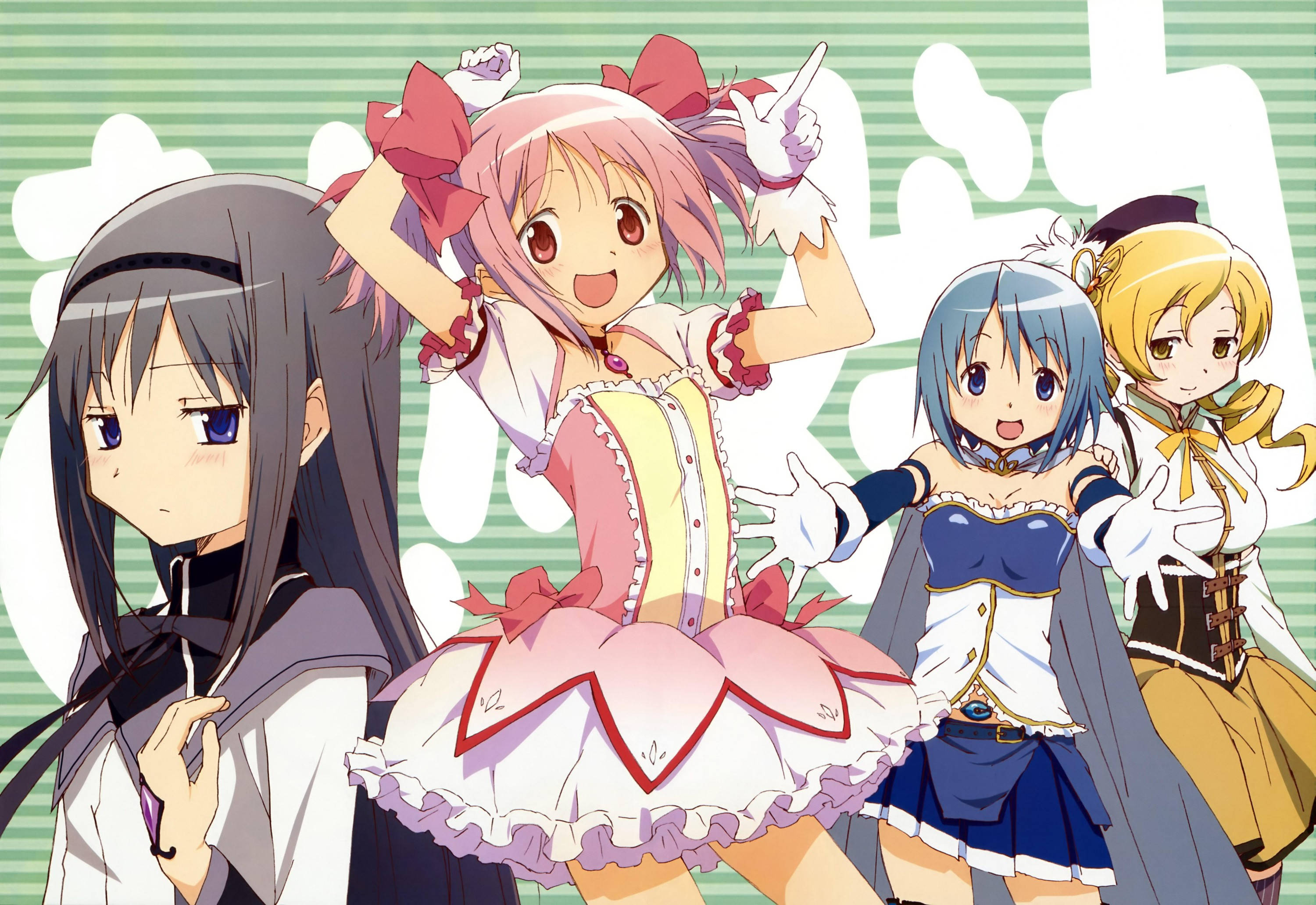Madoka 桌布 壁紙 — 四個動漫女孩穿著色彩繽紛的服裝，在帶有白色花卉圖案的綠色條紋背景前開心地擺姿勢。