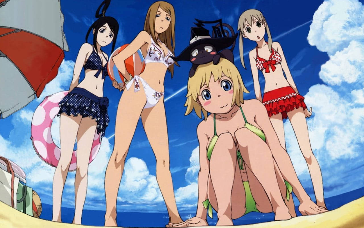 Soul Eater Characters 桌布 壁紙 — 四個動漫女孩穿著色彩繽紛的泳衣，在陽光明媚的海灘上擺姿勢，背景是明亮的藍天和蓬鬆的雲朵。