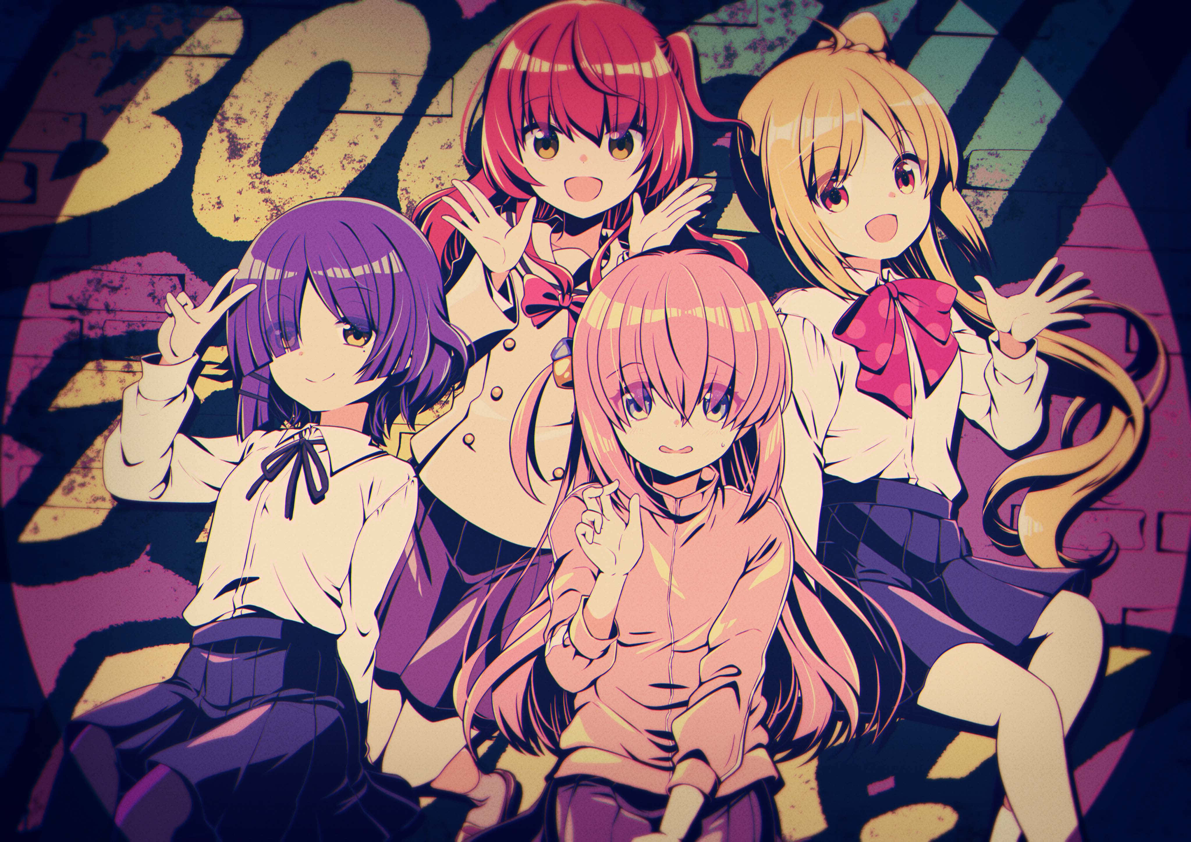 Best Anime 桌布 壁紙 — 四個動漫女學生穿著校服，在佈滿塗鴉和粗體黃色字樣的牆前開心地擺姿勢。