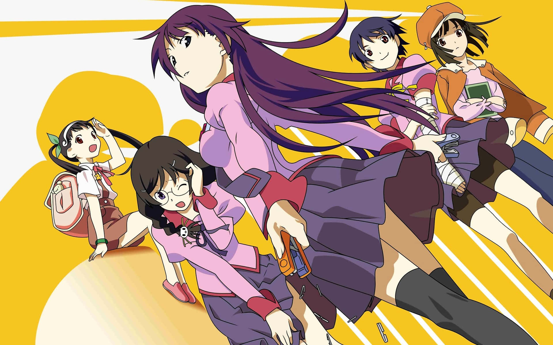 物語 桌布 壁紙 — 四個動漫女學生穿著校服，在搶眼的黃白條紋背景前動感地擺姿勢。