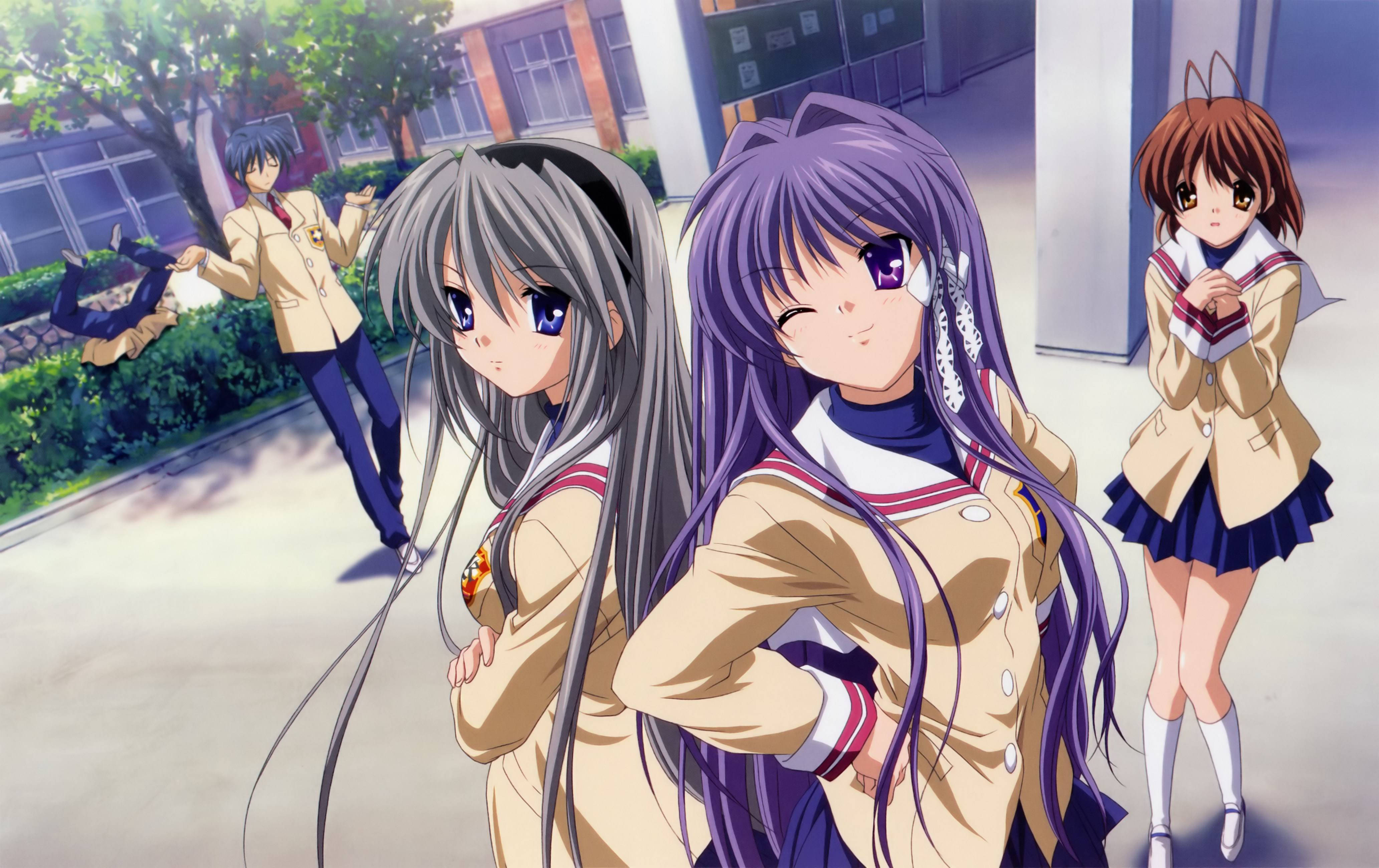 Clannad 桌布 壁紙 — 四個動漫女學生穿著校服，自信地站在陽光明媚的校園庭院中，身後有樹木和建築物。