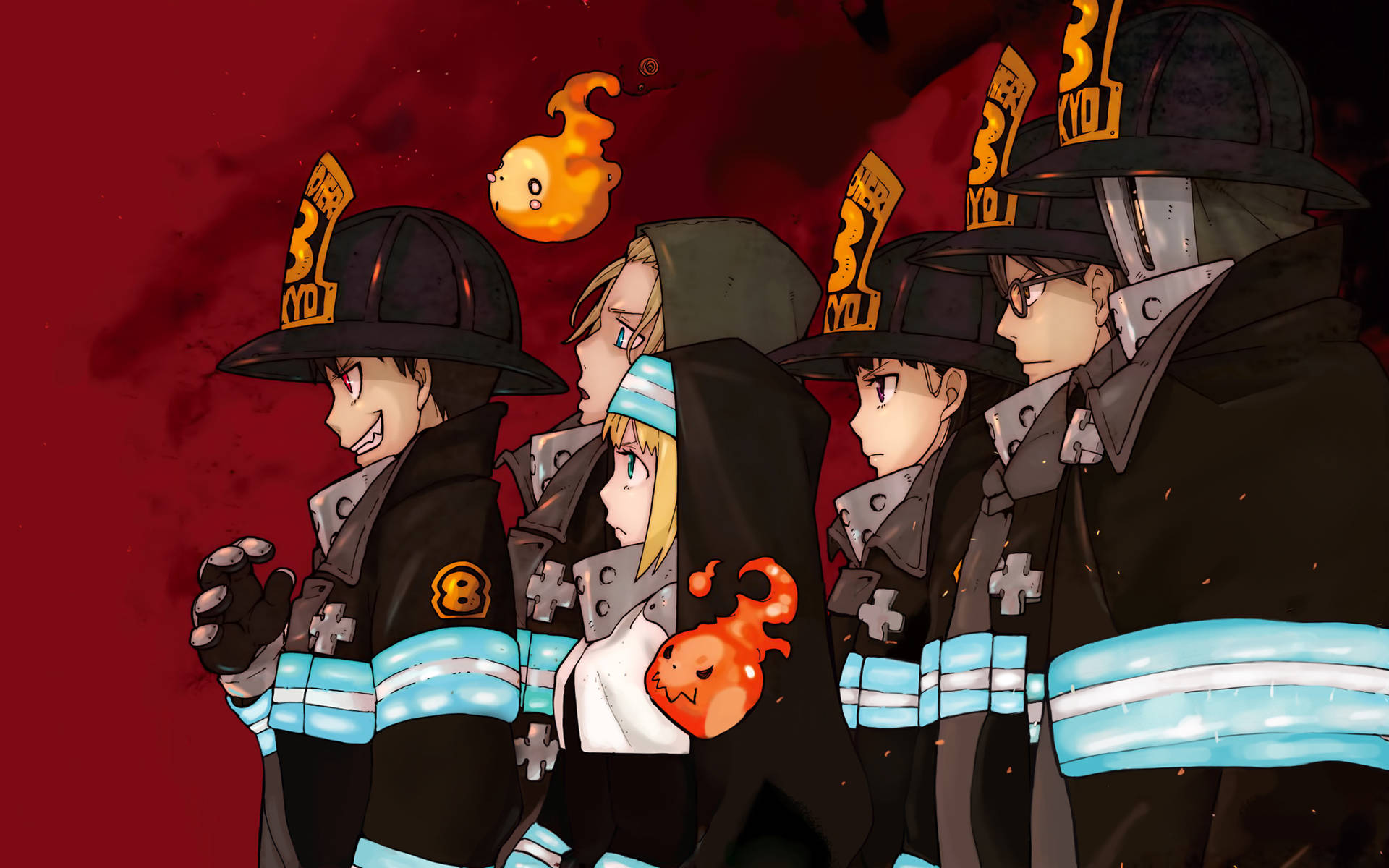 Shinra 桌布 壁紙 — 四個動漫消防員穿著黑色裝備帶有藍色條紋，站在火紅背景前，周圍漂浮著火焰精靈。