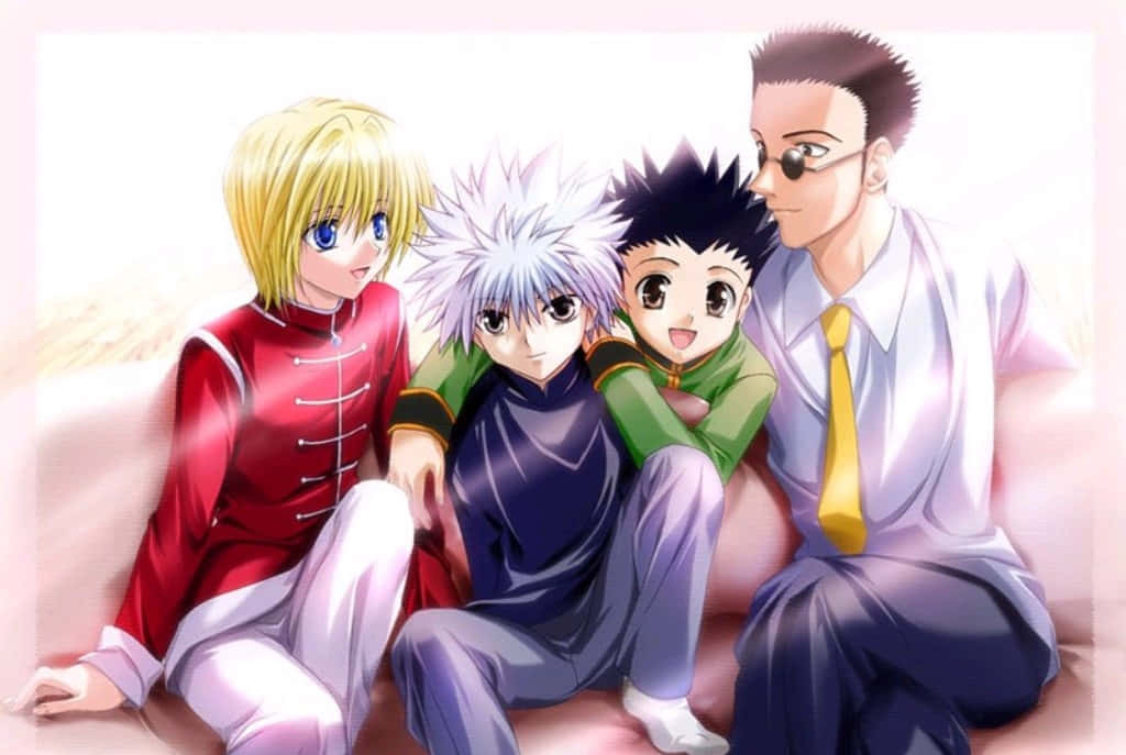 Gon And Killua 桌布 壁紙 — 四個動漫角色一起坐在沙發上，光線柔和，色調粉彩。
