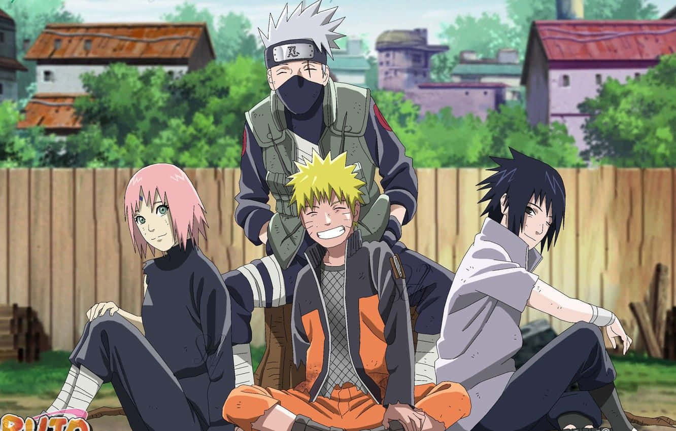 Naruto Team 7 桌布 壁紙 — 四個動漫角色一起坐在陽光明媚的後院，背景有木柵欄和村莊房屋。
