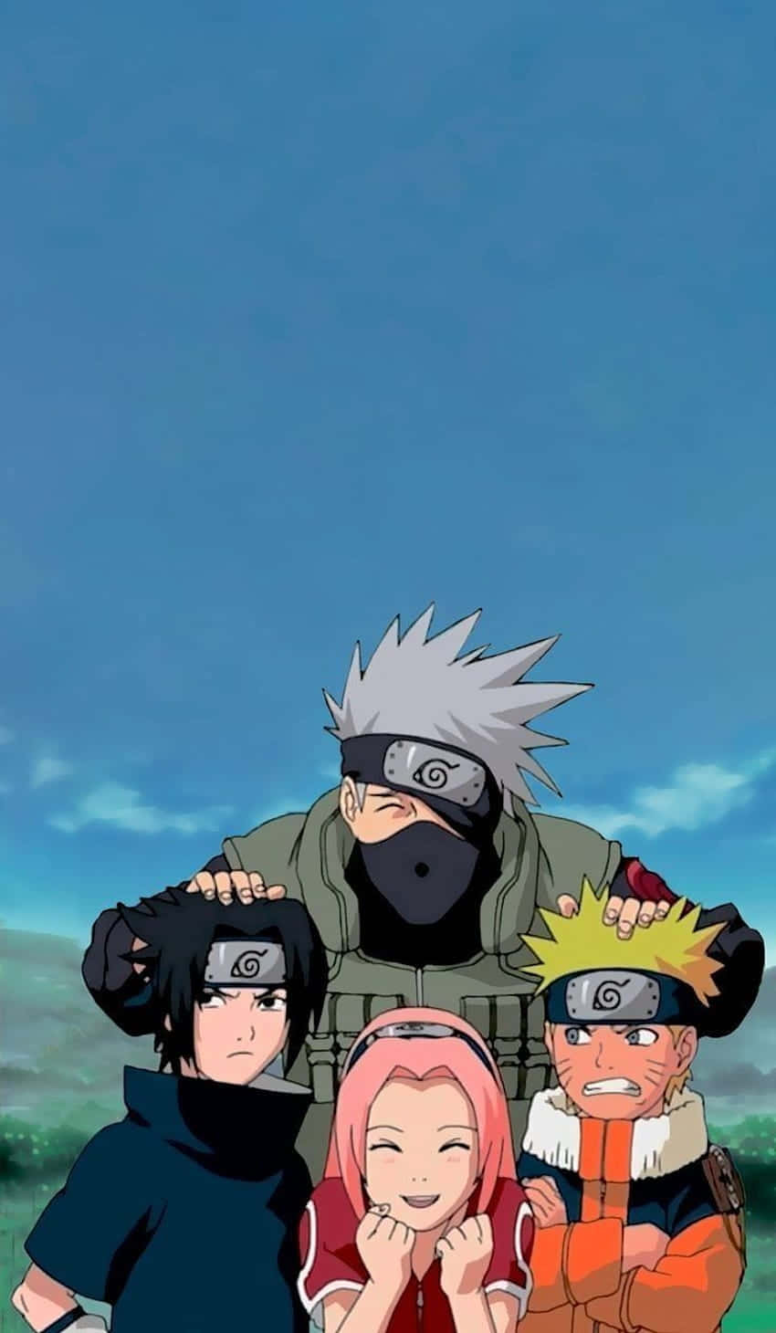 Sasuke Sakura 桌布 壁紙 — 四個動漫角色一起站在晴朗的藍天下，遠處是綠色的風景。
